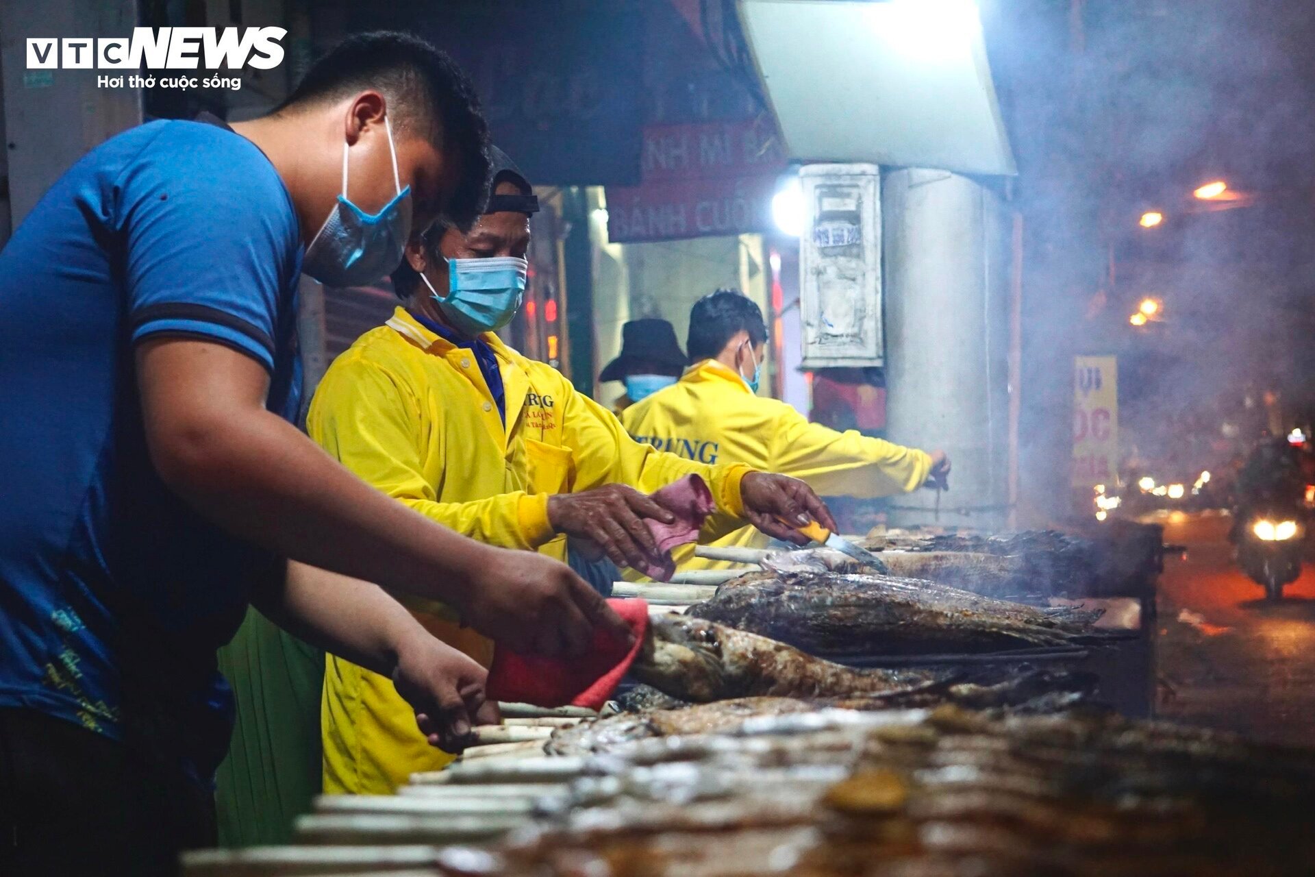 Quán vỉa hè thuê 40 người xuyên đêm nướng 4 tấn cá lóc bán ngày vía Thần Tài- Ảnh 8.