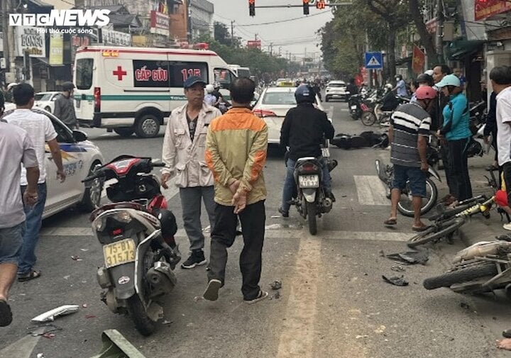 Taxi đâm liên hoàn nhiều xe máy ở TP Huế, 5 người nhập viện- Ảnh 1.