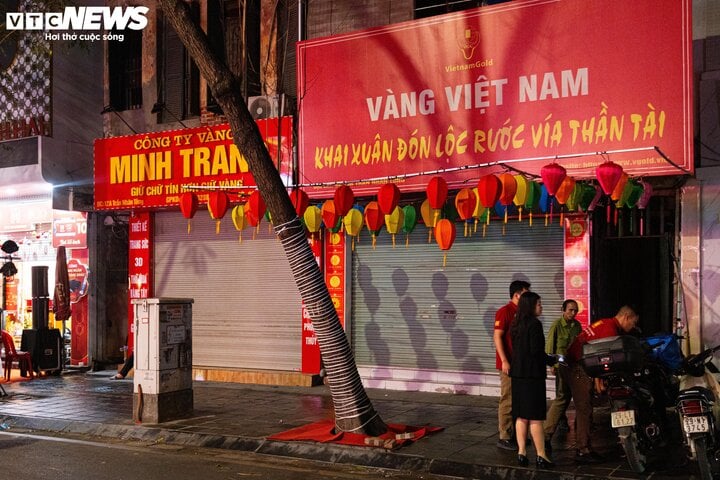 Diễn biến lạ trong sáng sớm ngày vía Thần Tài 2024 trên 'phố vàng' Hà Nội- Ảnh 4.