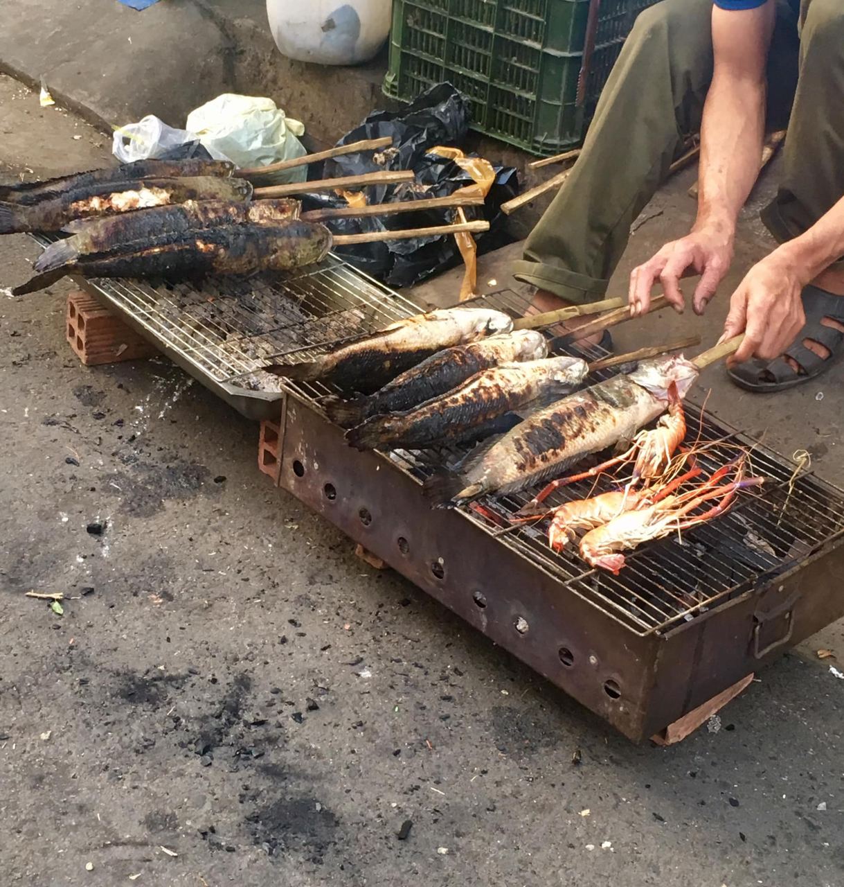 Giới trẻ cũng rủ nhau hưởng ứng ngày vía Thần Tài, tự tay nướng tôm và cá lóc nhộn nhịp- Ảnh 2.