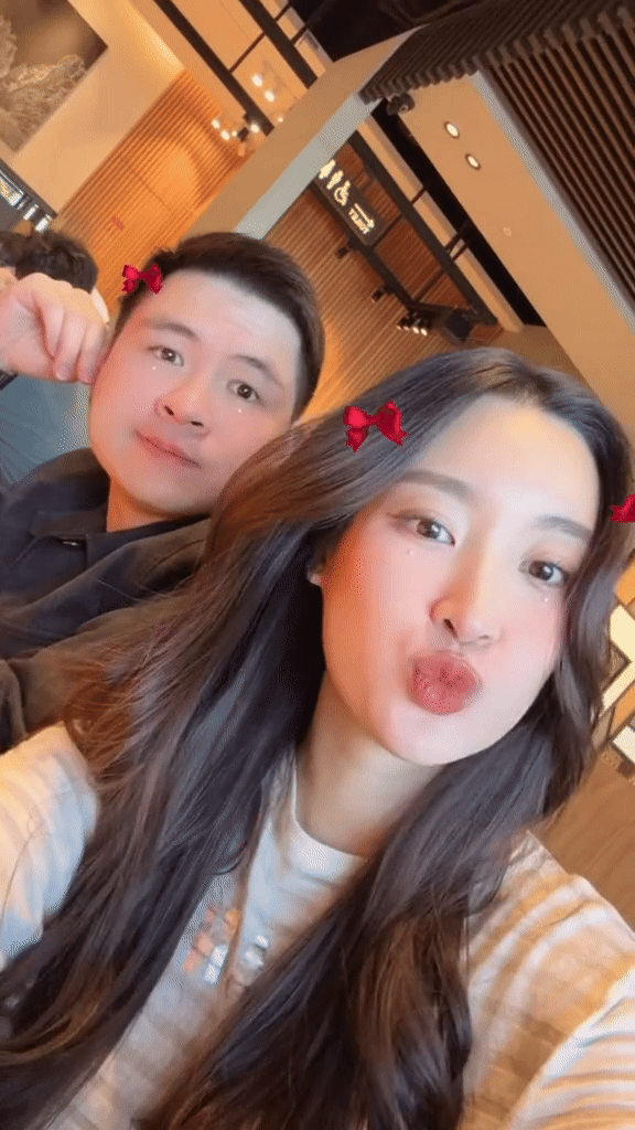 Chồng chủ tịch của Đỗ Mỹ Linh làm netizen đứng ngồi không yên vì diễn xuất quá mượt trong vlog du lịch của vợ- Ảnh 1.