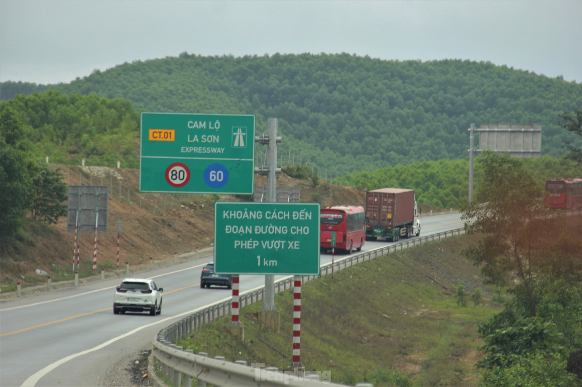 Đường càng đông, vượt ẩu càng nhiều trên cao tốc Túy Loan - La Sơn - Cam Lộ- Ảnh 1.