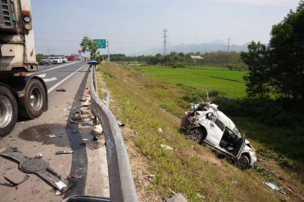 Từ vụ tai nạn 3 mẹ con tử vong, nhiều tài xế nói hãi hùng khi đi trên cao tốc Cam Lộ - La Sơn- Ảnh 1.
