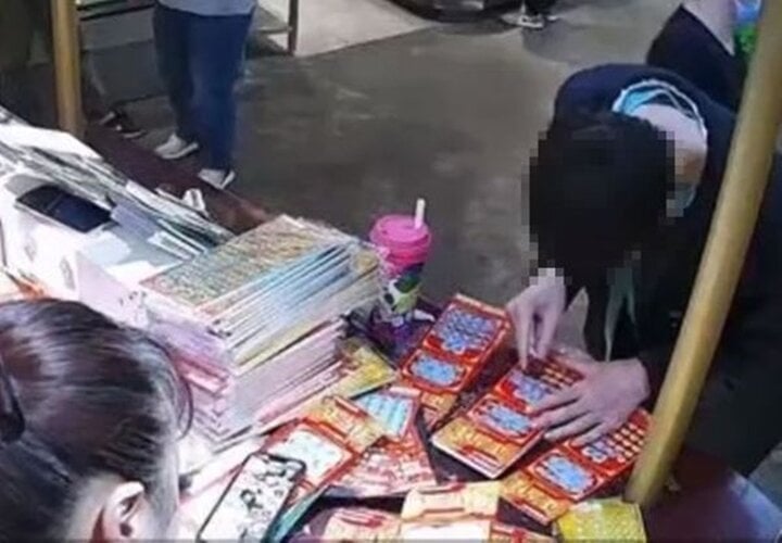 Gần Tết kh&ocirc;ng xu d&iacute;nh t&uacute;i, ch&agrave;ng trai đi&ecirc;n cuồng c&agrave;o v&eacute; số hết 90 triệu đồng- Ảnh 1.