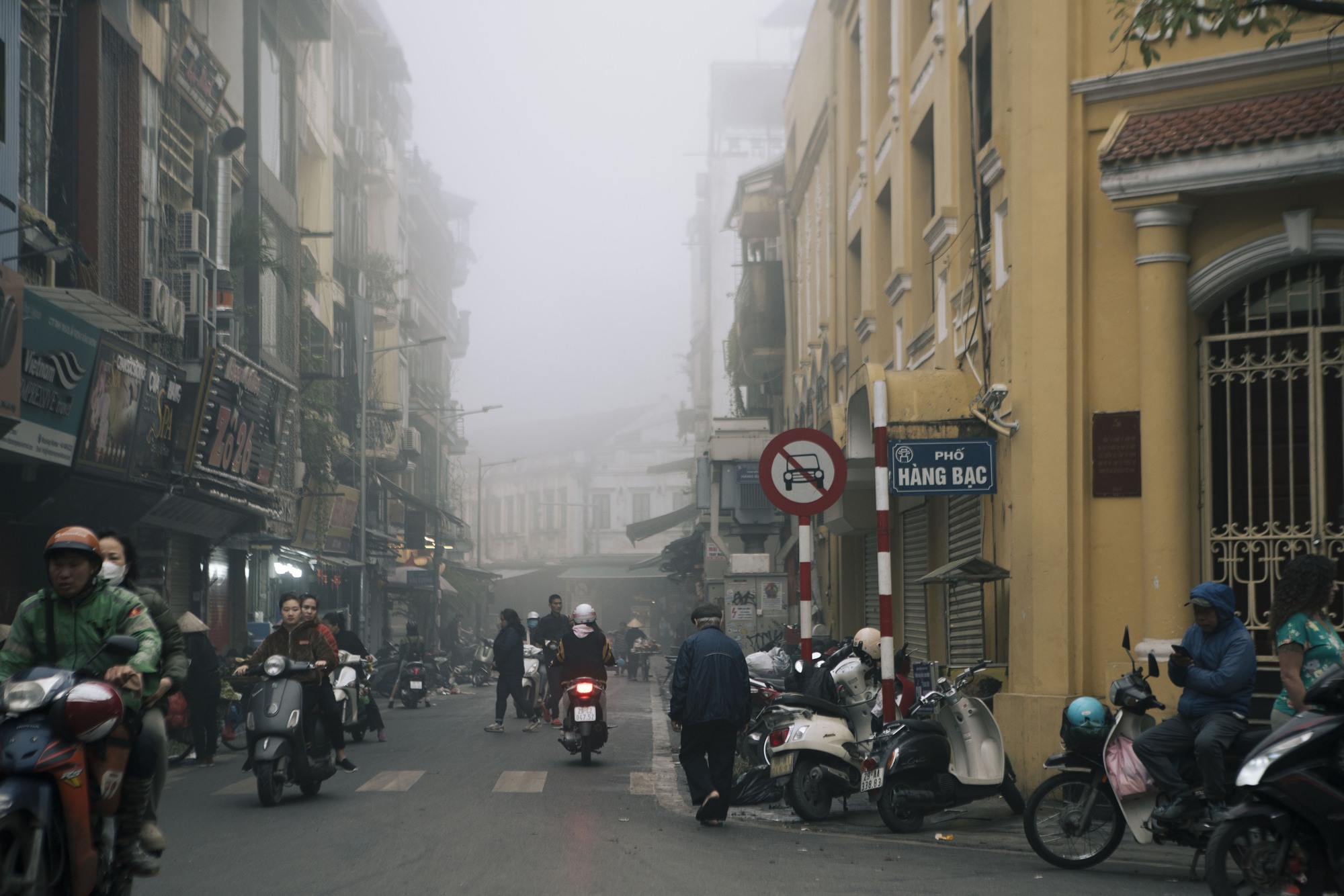 Ảnh: Hà Nội "đẹp lạ" trong ngày Ông Công Ông Táo, khắp nơi "mù sương" khiến nhiều người liên tưởng đến Sa Pa- Ảnh 11.