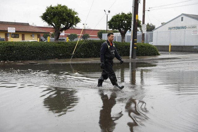 Mỹ: Bang California hứng đòn kép từ "sông khí quyển", xe ngập đến nóc- Ảnh 2.