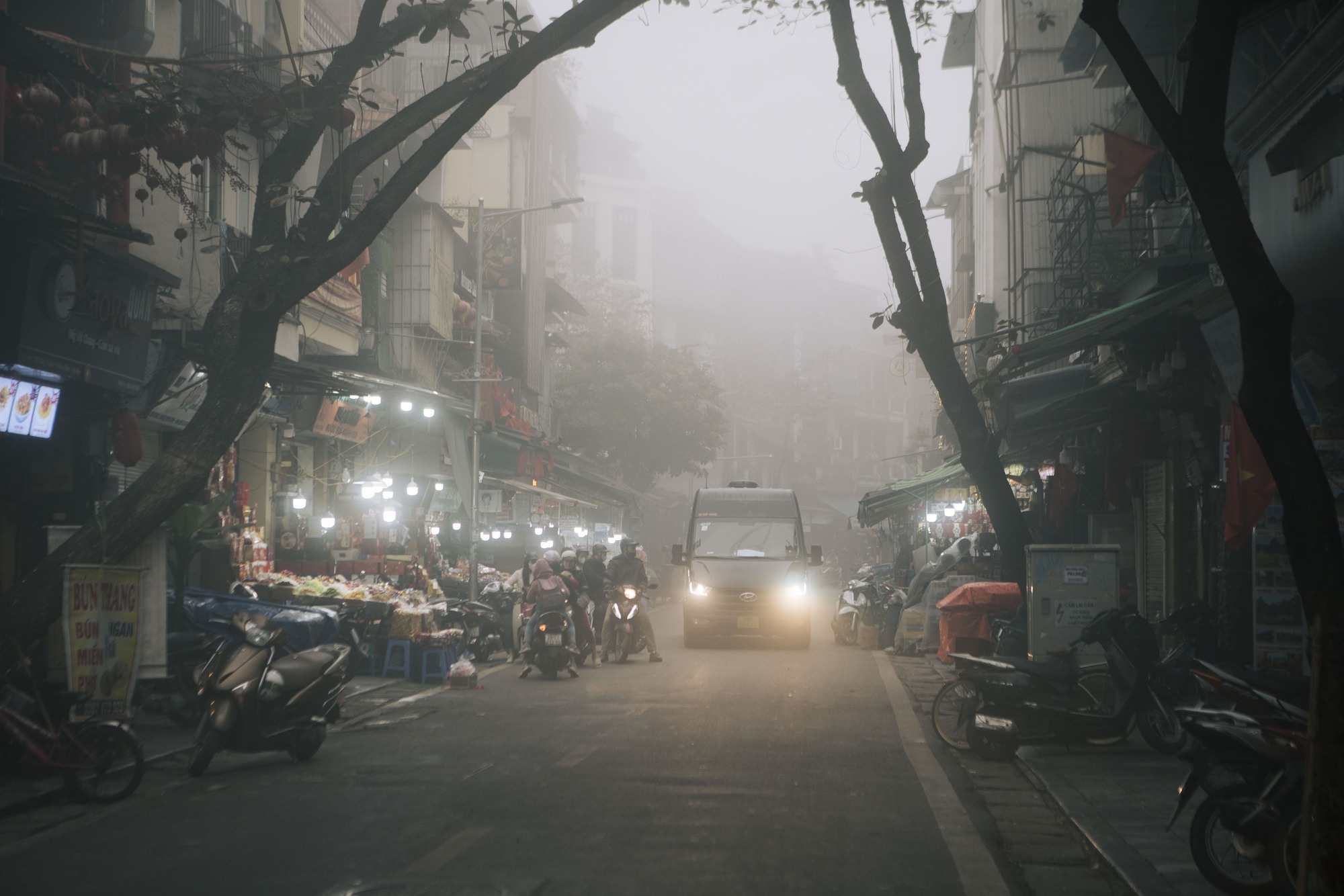 Ảnh: Hà Nội "đẹp lạ" trong ngày Ông Công Ông Táo, khắp nơi "mù sương" khiến nhiều người liên tưởng đến Sa Pa- Ảnh 12. Ảnh: Hà Nội "đẹp lạ" trong ngày Ông Công Ông Táo, khắp nơi "mù sương" khiến nhiều người liên tưởng đến Sa Pa- Ảnh 12.