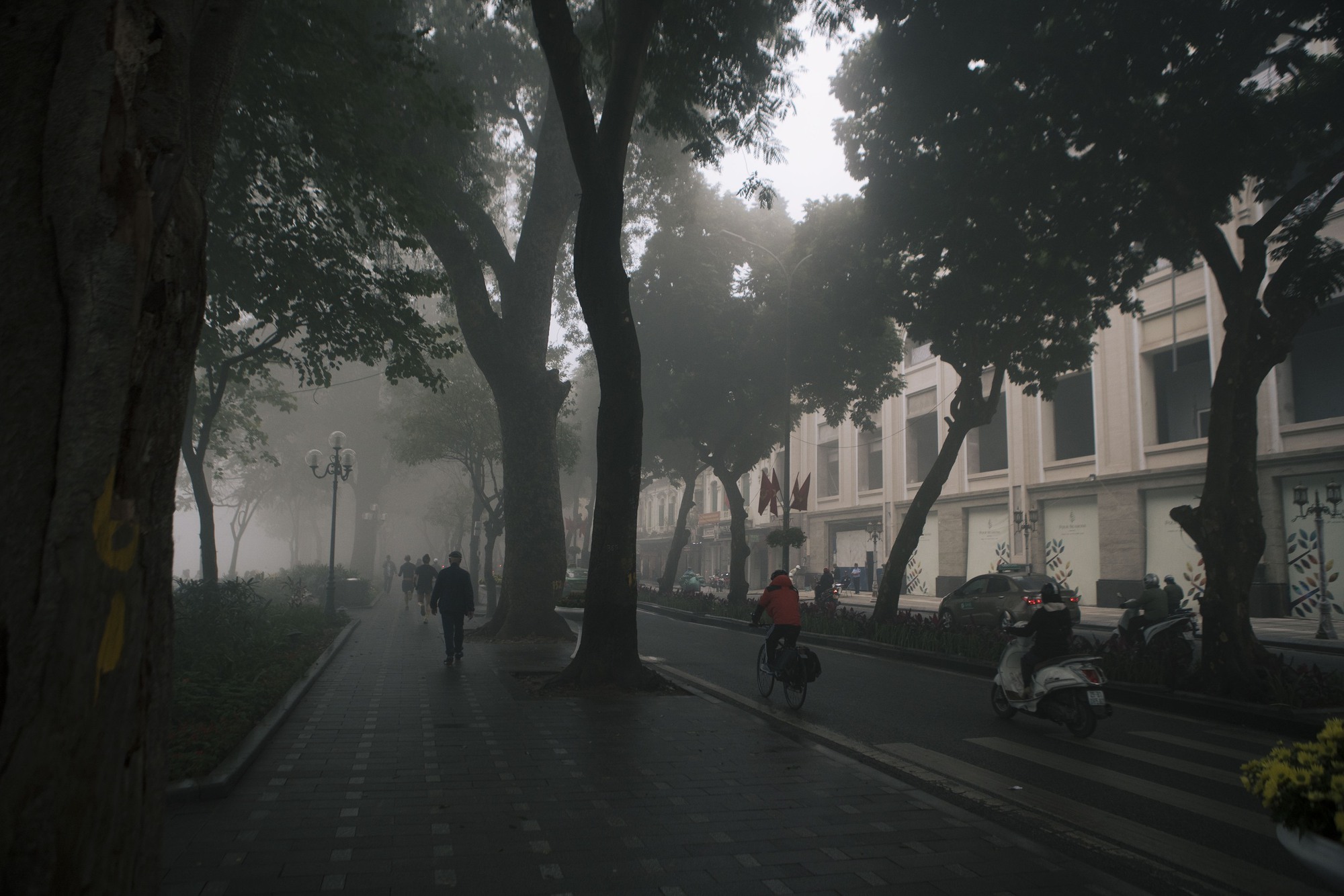 Ảnh: Hà Nội "đẹp lạ" trong ngày Ông Công Ông Táo, khắp nơi "mù sương" khiến nhiều người liên tưởng đến Sa Pa- Ảnh 14. Ảnh: Hà Nội "đẹp lạ" trong ngày Ông Công Ông Táo, khắp nơi "mù sương" khiến nhiều người liên tưởng đến Sa Pa- Ảnh 14.