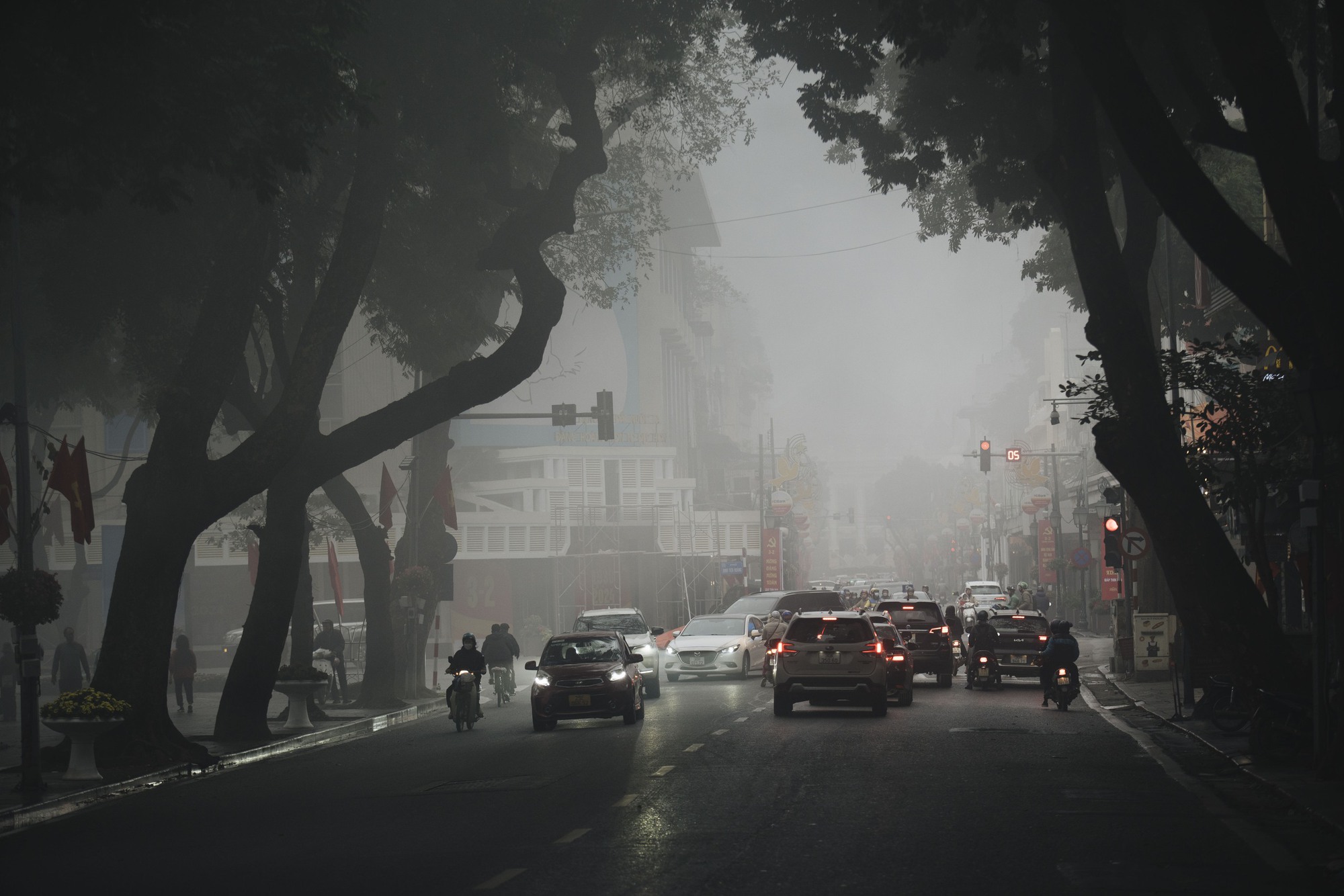 Ảnh: Hà Nội "đẹp lạ" trong ngày Ông Công Ông Táo, khắp nơi "mù sương" khiến nhiều người liên tưởng đến Sa Pa- Ảnh 3. Ảnh: Hà Nội "đẹp lạ" trong ngày Ông Công Ông Táo, khắp nơi "mù sương" khiến nhiều người liên tưởng đến Sa Pa- Ảnh 3.