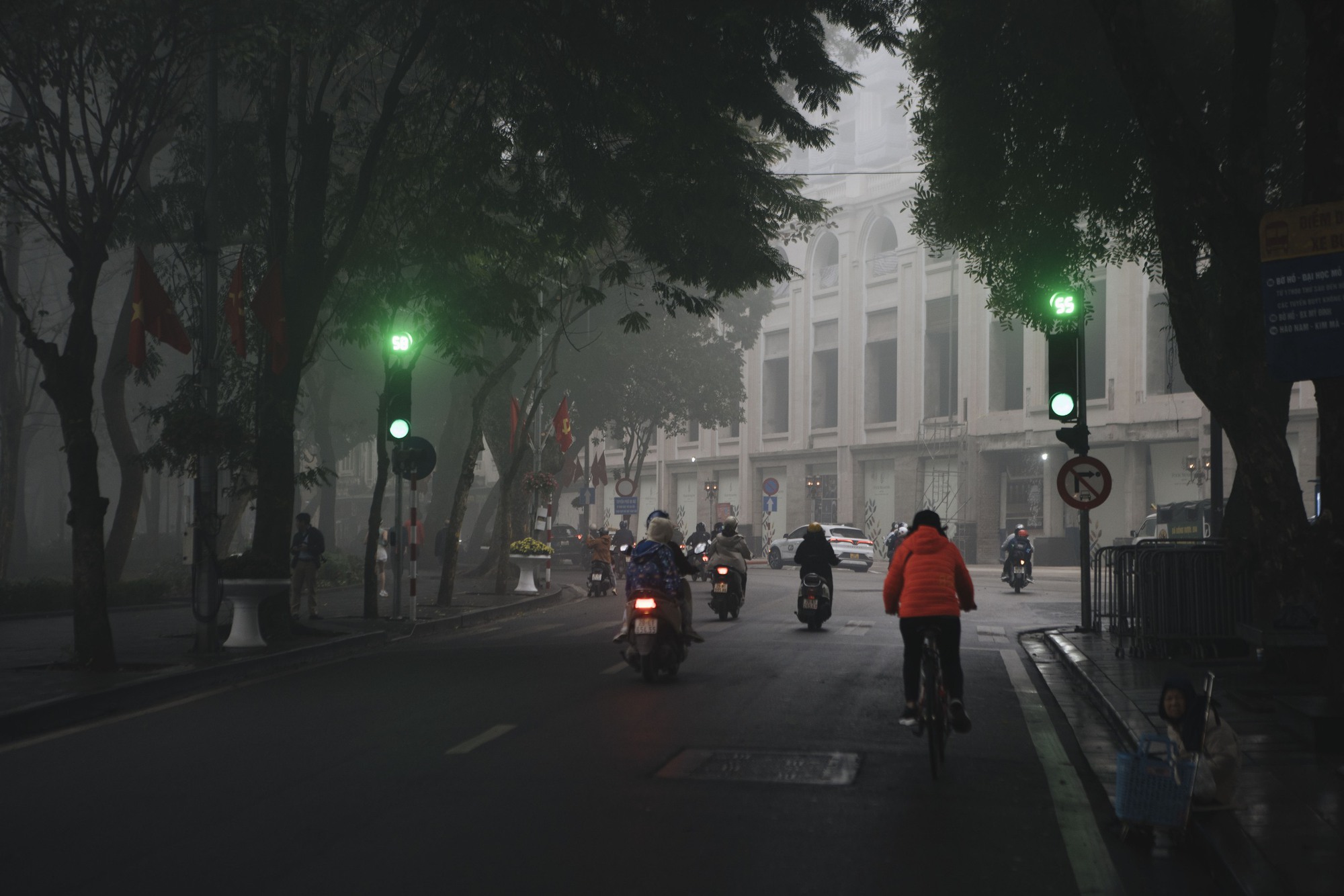 Ảnh: Hà Nội "đẹp lạ" trong ngày Ông Công Ông Táo, khắp nơi "mù sương" khiến nhiều người liên tưởng đến Sa Pa- Ảnh 4. Ảnh: Hà Nội "đẹp lạ" trong ngày Ông Công Ông Táo, khắp nơi "mù sương" khiến nhiều người liên tưởng đến Sa Pa- Ảnh 4.