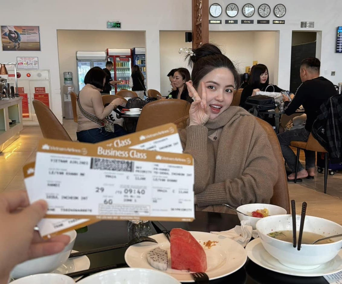 Chu Thanh Huyền giàu cỡ nào mà đưa chị em thân thiết đi sắm đồ hiệu, bao cả vé máy bay hạng thương gia