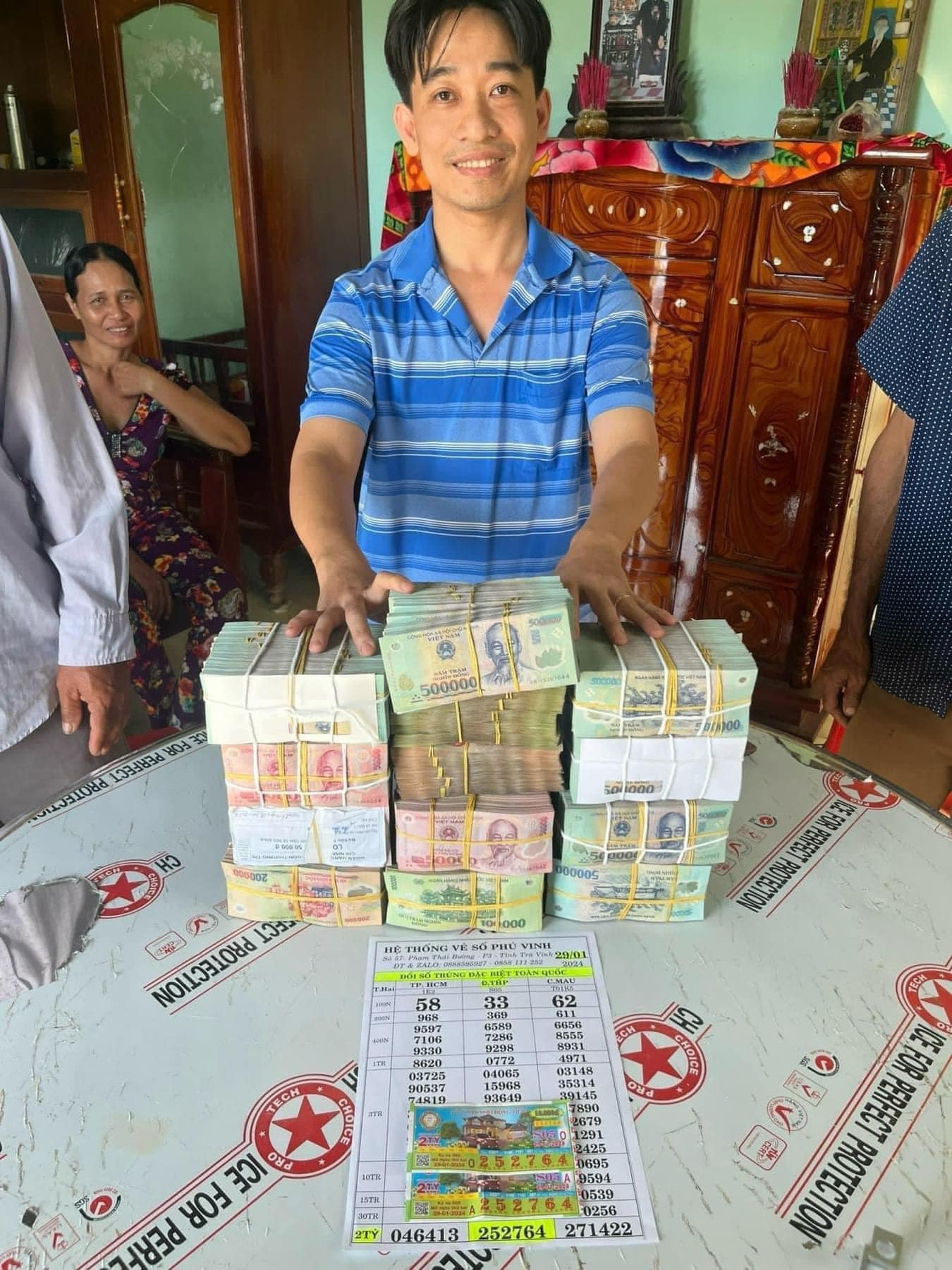 Vay tiền mua 2 tờ vé số ủng hộ cụ bà, người đàn ông trúng ngay độc đắc 4 tỷ, thực hư ra sao?