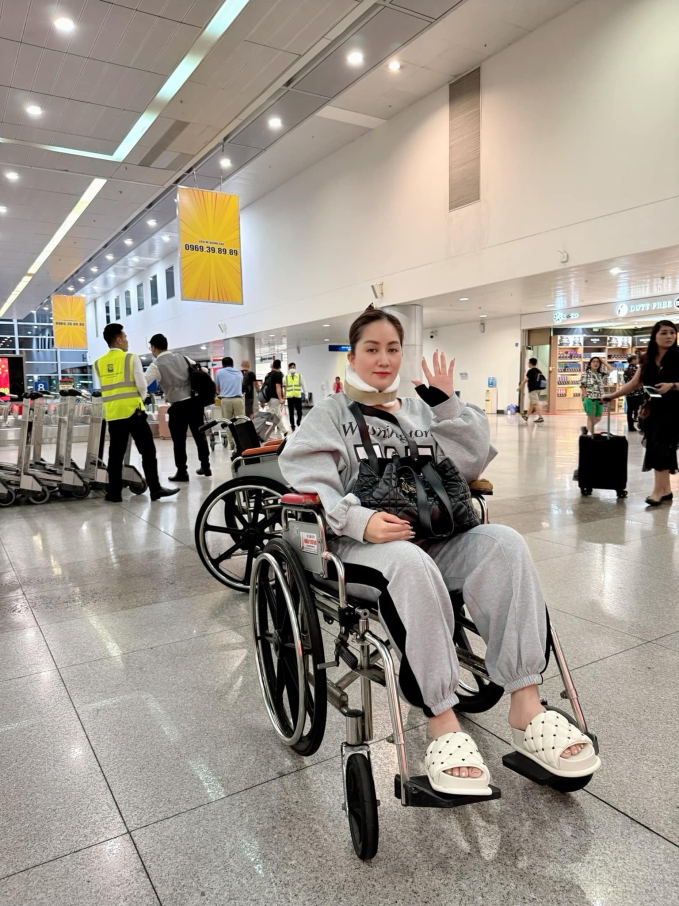 Ốm đau vẫn bị anti-fan xúc phạm, Khánh Thi tổn thương tung ảnh ngồi xe lăn ở sân bay- Ảnh 1.