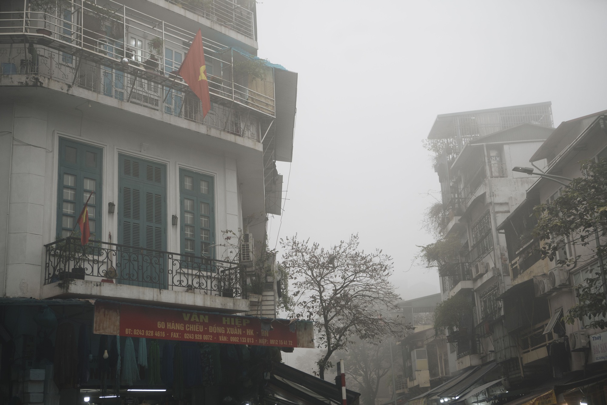 Ảnh: Hà Nội "đẹp lạ" trong ngày Ông Công Ông Táo, khắp nơi "mù sương" khiến nhiều người liên tưởng đến Sa Pa- Ảnh 5.