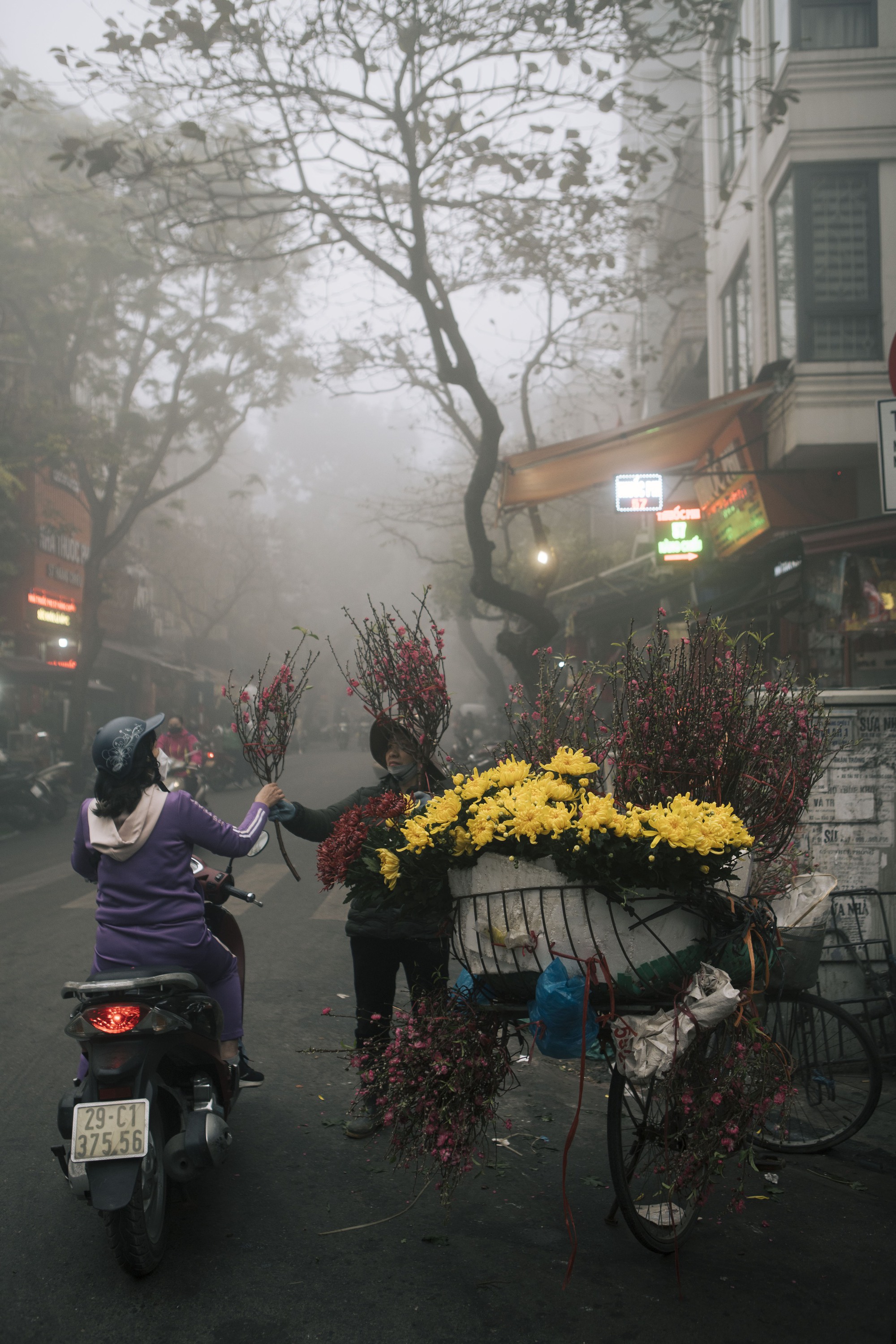 Ảnh: Hà Nội "đẹp lạ" trong ngày Ông Công Ông Táo, khắp nơi "mù sương" khiến nhiều người liên tưởng đến Sa Pa- Ảnh 6.