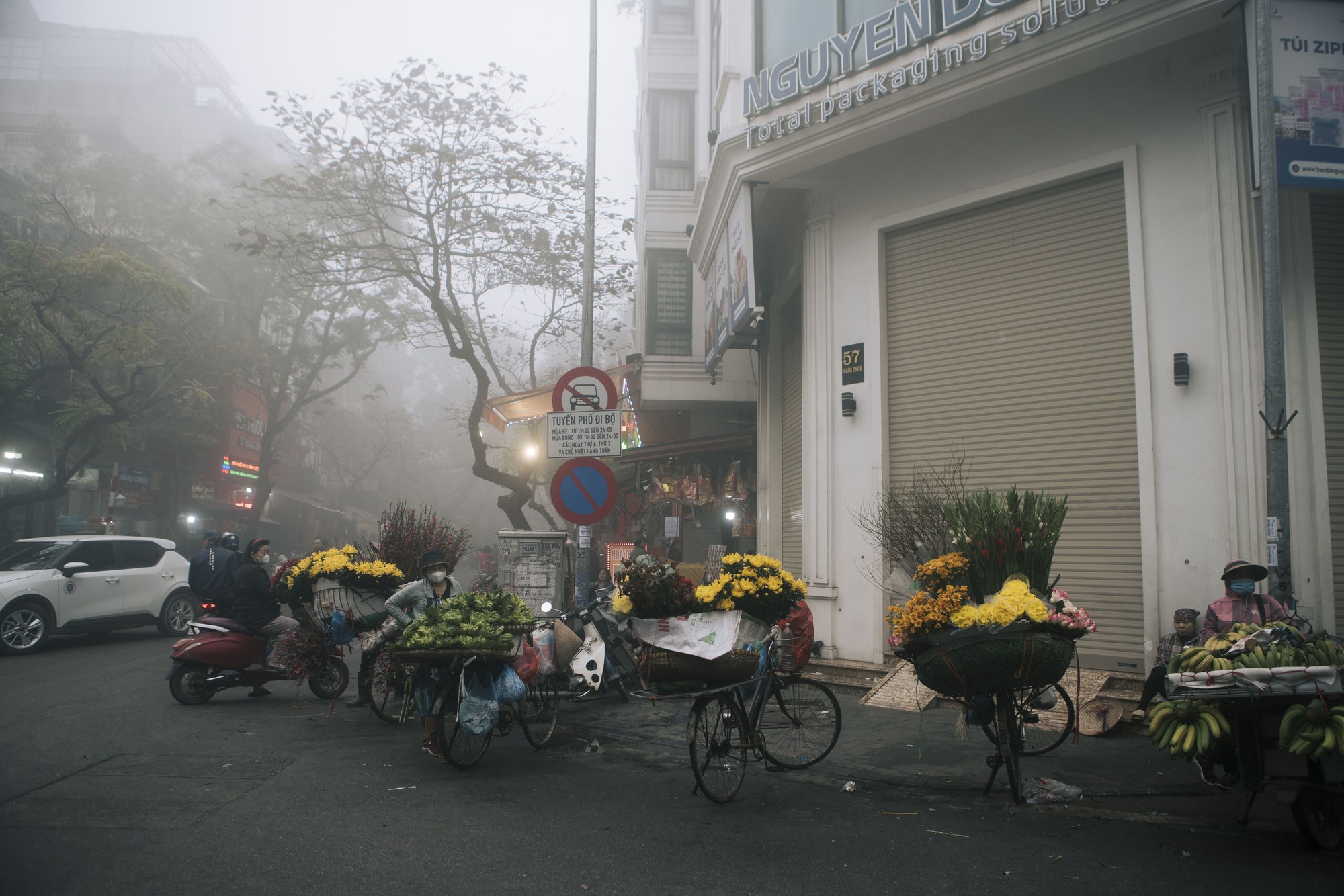 Ảnh: Hà Nội "đẹp lạ" trong ngày Ông Công Ông Táo, khắp nơi "mù sương" khiến nhiều người liên tưởng đến Sa Pa- Ảnh 7.