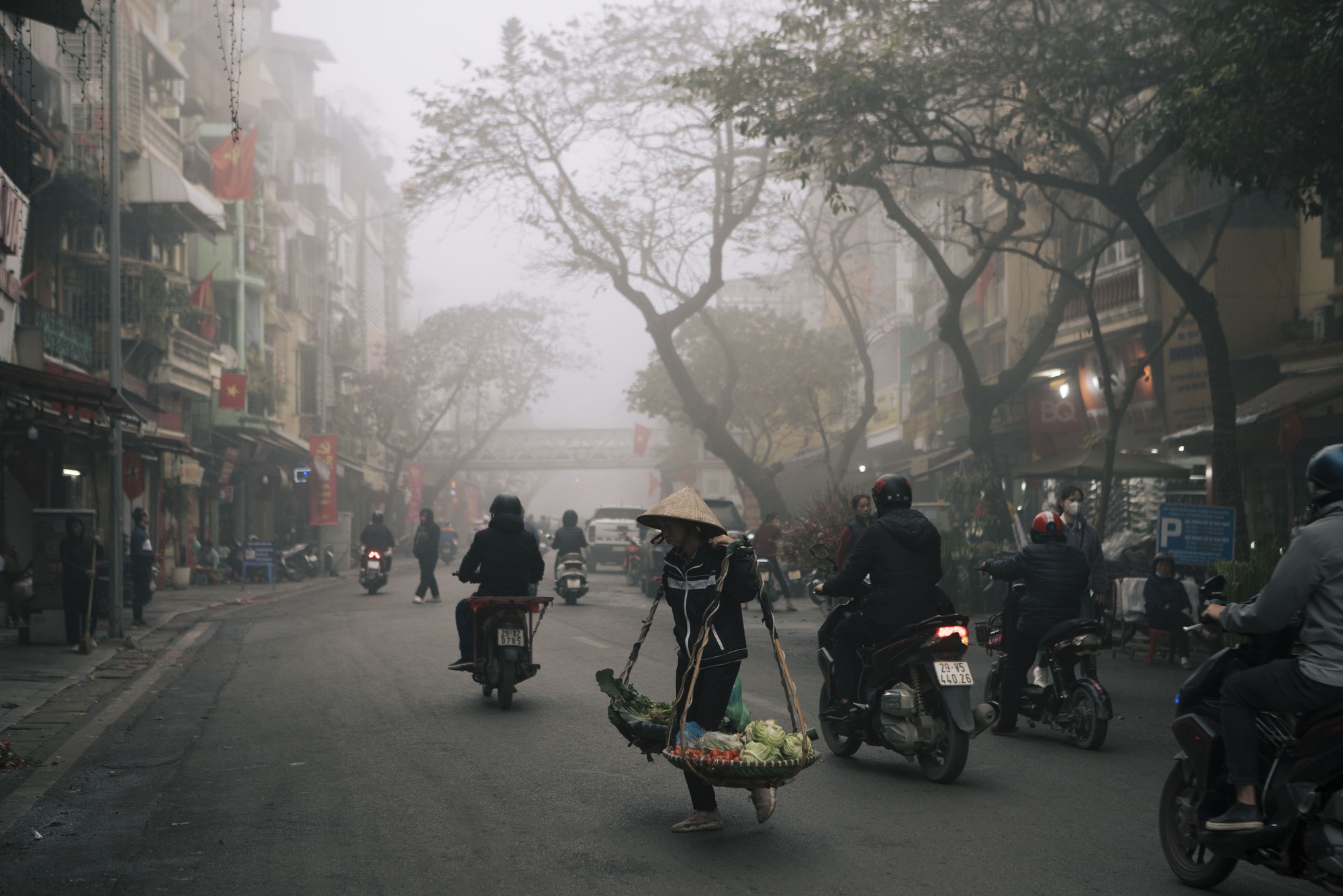 Ảnh: Hà Nội "đẹp lạ" trong ngày Ông Công Ông Táo, khắp nơi "mù sương" khiến nhiều người liên tưởng đến Sa Pa- Ảnh 8.