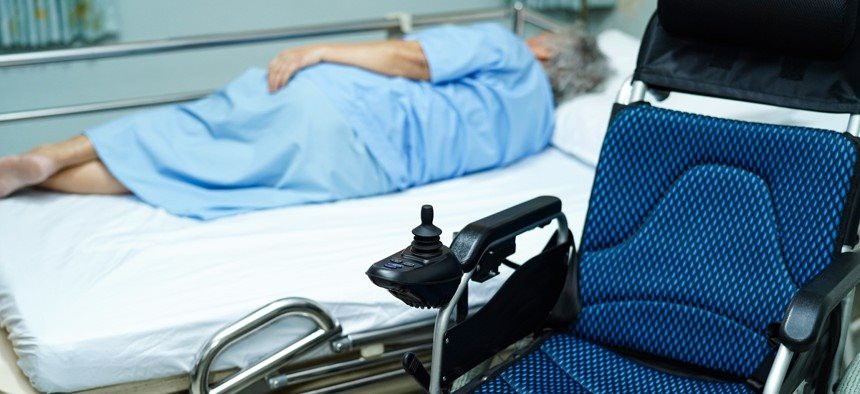 Mê mẩn với chiếc điện thoại, bà lão 71 tuổi bệnh nặng nhưng vẫn vung tiền cho không hơn 2 tỷ đồng: Người nhà tá hỏa phát hiện sự thật gây sốc, tìm cách đòi lại tiền nhưng khó khả thi- Ảnh 1. Mê mẩn với chiếc điện thoại, bà lão 71 tuổi bệnh nặng nhưng vẫn vung tiền cho không hơn 2 tỷ đồng: Người nhà tá hỏa phát hiện sự thật gây sốc, tìm cách đòi lại tiền nhưng khó khả thi- Ảnh 1.