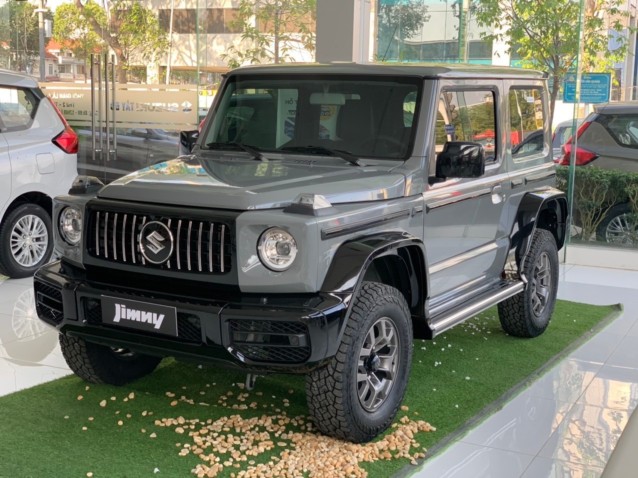 Suzuki Jimny độ kiểu G 63 giá 999 triệu tại đại lý: Thay nhiều chi tiết, có xe giao sớm cho khách Việt chơi Tết- Ảnh 1. Suzuki Jimny độ kiểu G 63 giá 999 triệu tại đại lý: Thay nhiều chi tiết, có xe giao sớm cho khách Việt chơi Tết- Ảnh 1.
