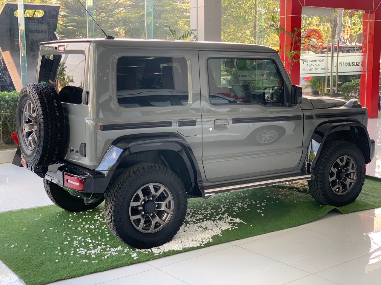 Suzuki Jimny độ kiểu G 63 giá 999 triệu tại đại lý: Thay nhiều chi tiết, có xe giao sớm cho khách Việt chơi Tết- Ảnh 4. Suzuki Jimny độ kiểu G 63 giá 999 triệu tại đại lý: Thay nhiều chi tiết, có xe giao sớm cho khách Việt chơi Tết- Ảnh 4.