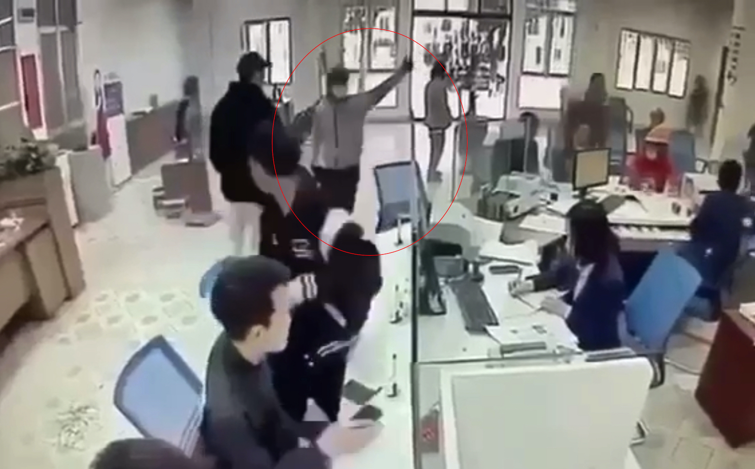 Cướp ngân hàng ở Nghệ An: Đối tượng cầm dao và vật liệu nghi là thuốc nổ đe dọa nhân viên đưa tiền- Ảnh 1.
