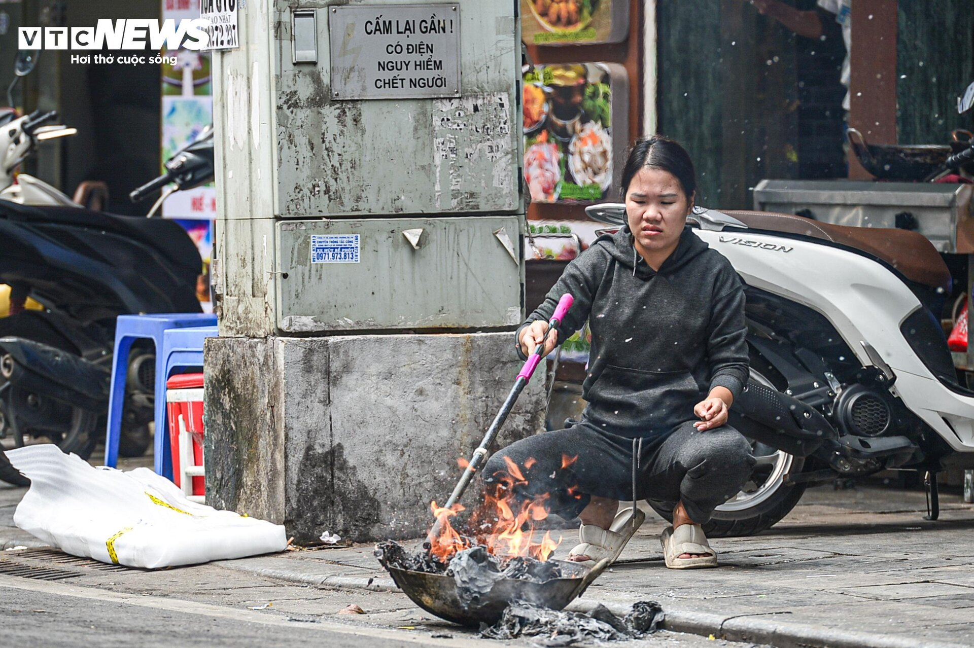 Dân phố cổ Hà Nội vừa đốt vàng mã vừa lo canh lửa- Ảnh 17.