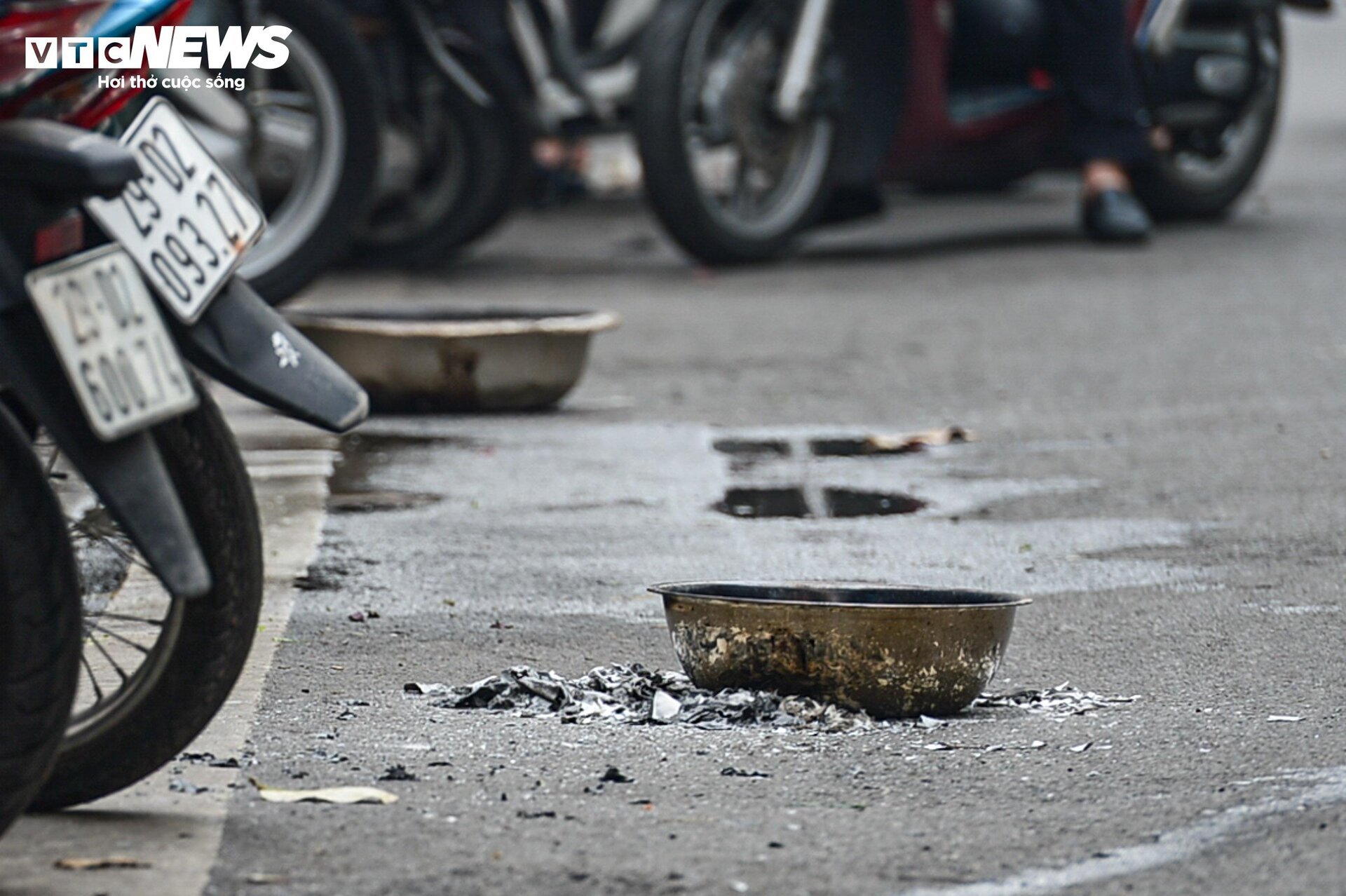 Dân phố cổ Hà Nội vừa đốt vàng mã vừa lo canh lửa- Ảnh 18.