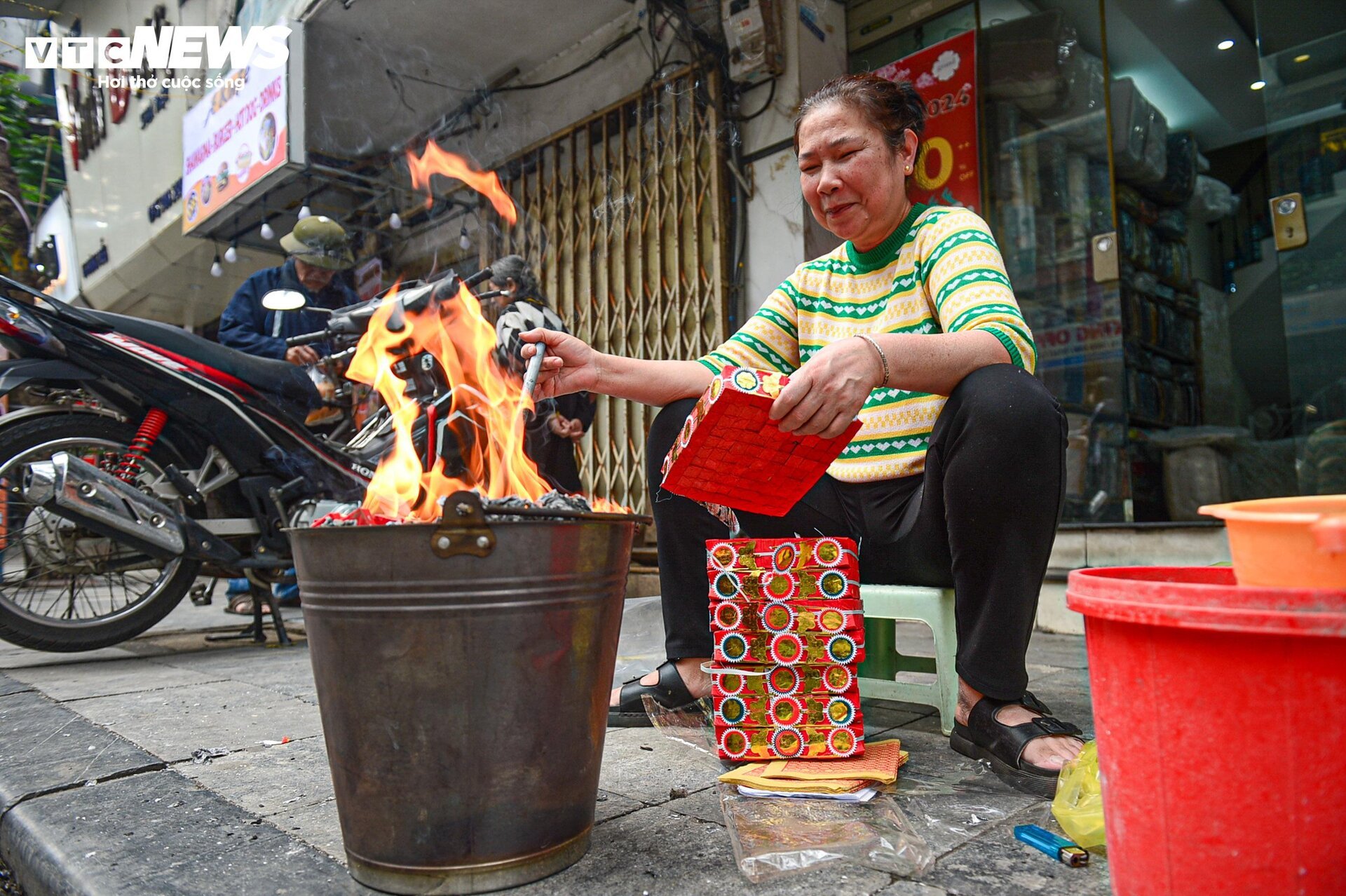 Dân phố cổ Hà Nội vừa đốt vàng mã vừa lo canh lửa- Ảnh 7.