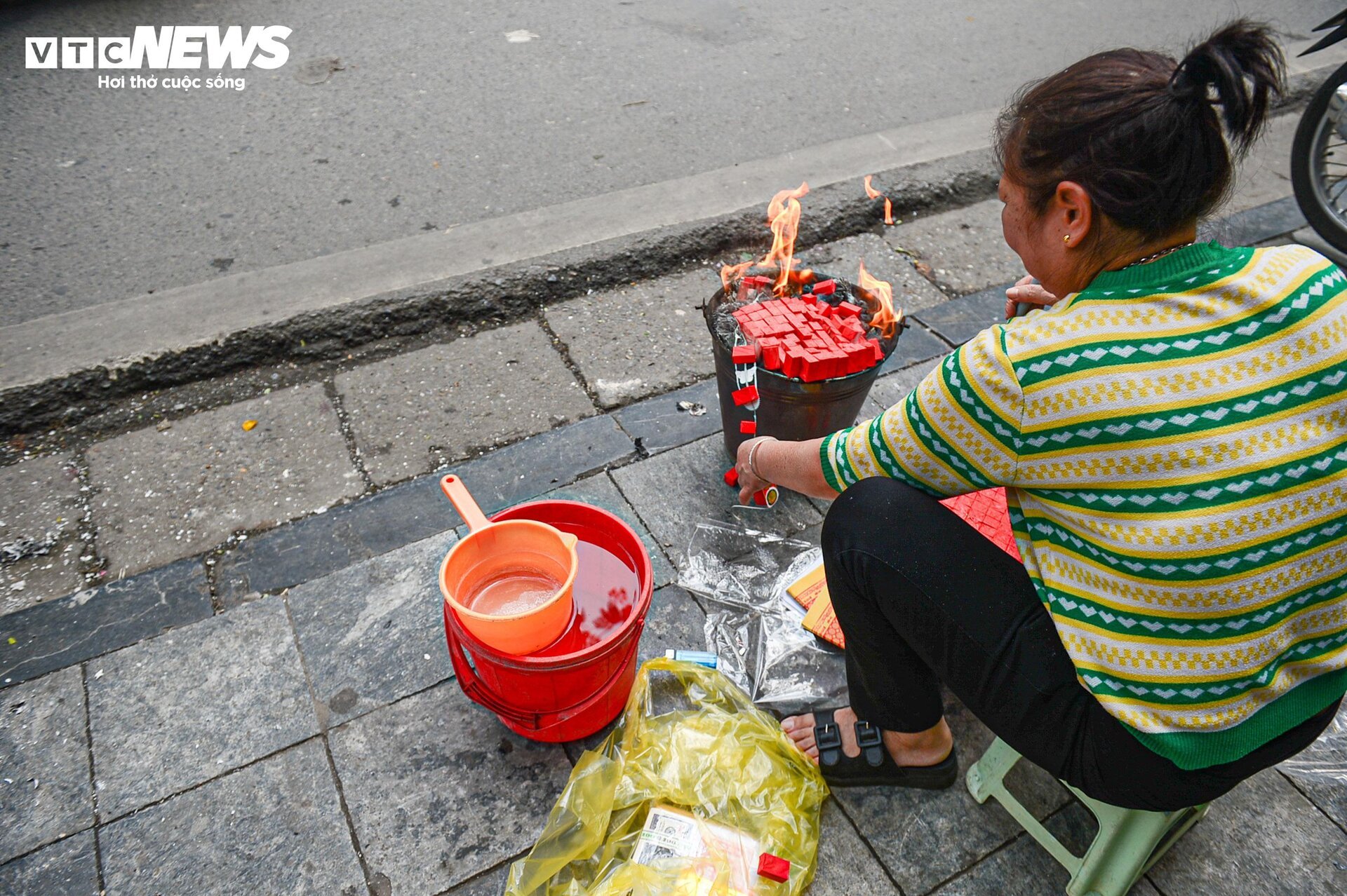 Dân phố cổ Hà Nội vừa đốt vàng mã vừa lo canh lửa- Ảnh 8.
