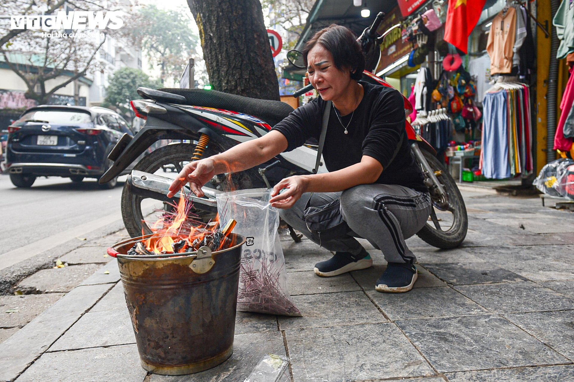 Dân phố cổ Hà Nội vừa đốt vàng mã vừa lo canh lửa- Ảnh 5. Dân phố cổ Hà Nội vừa đốt vàng mã vừa lo canh lửa- Ảnh 5.