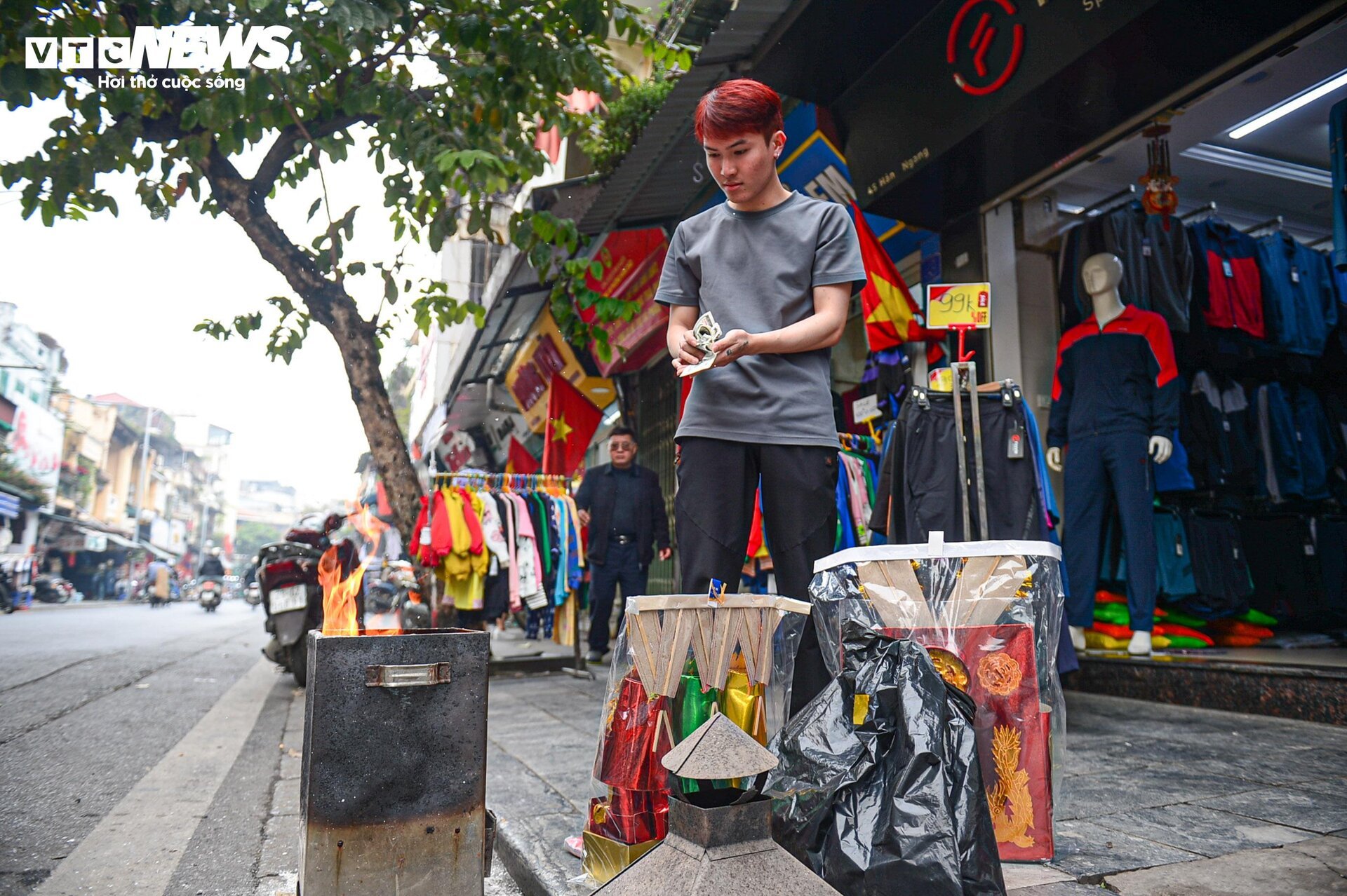 Dân phố cổ Hà Nội vừa đốt vàng mã vừa lo canh lửa- Ảnh 16.