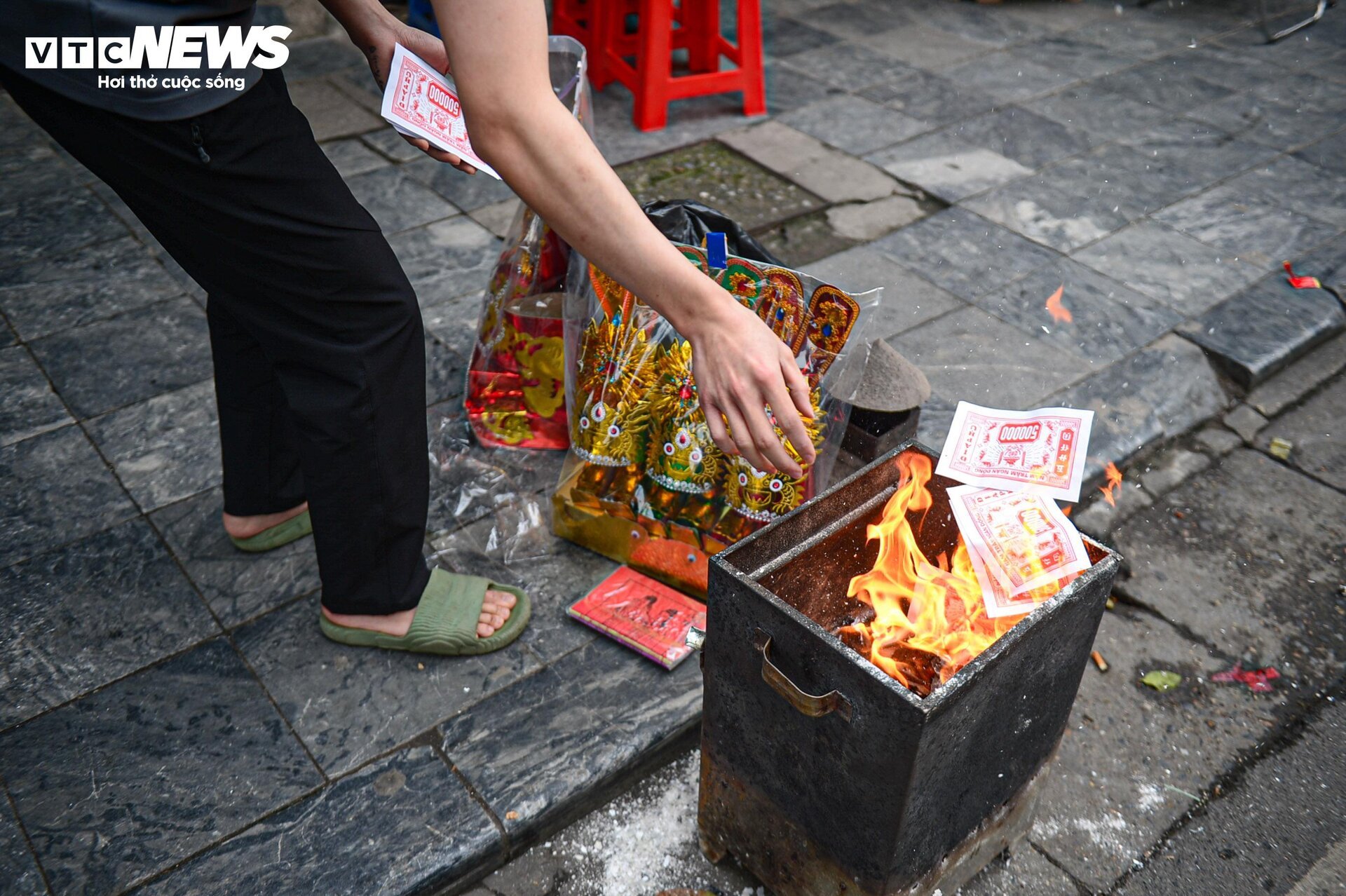 Dân phố cổ Hà Nội vừa đốt vàng mã vừa lo canh lửa