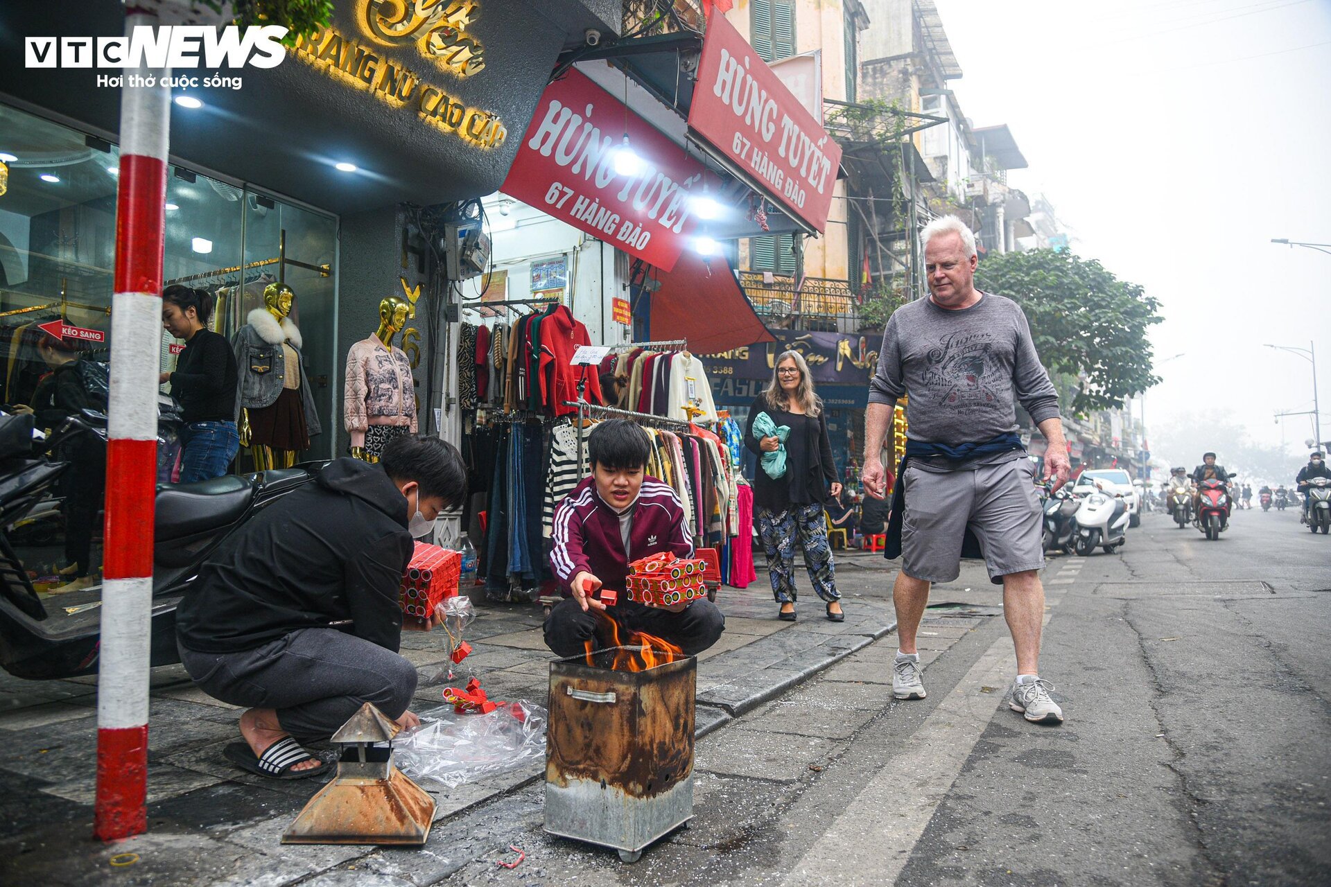 Dân phố cổ Hà Nội vừa đốt vàng mã vừa lo canh lửa- Ảnh 10.