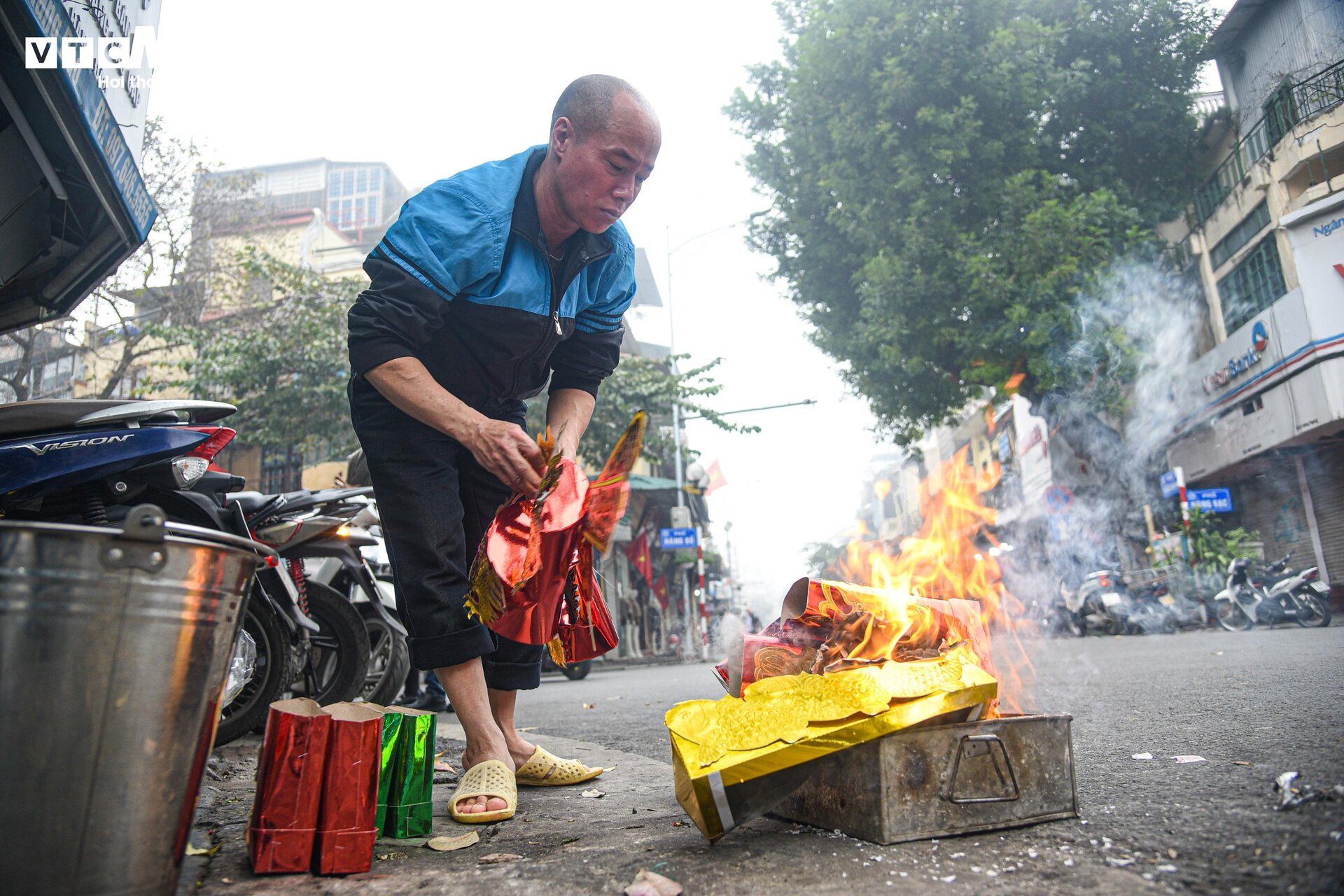 Dân phố cổ Hà Nội vừa đốt vàng mã vừa lo canh lửa- Ảnh 9.