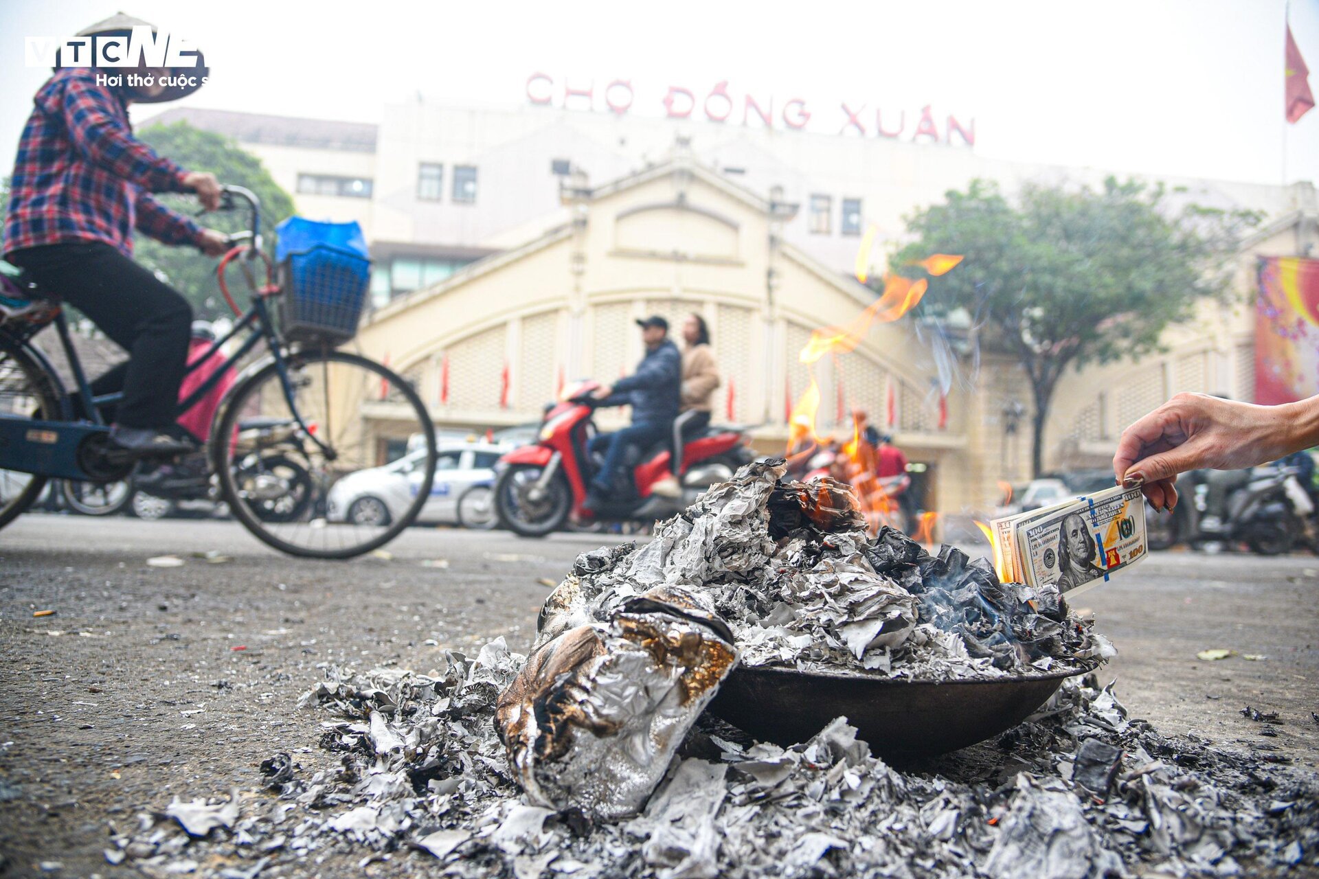 Dân phố cổ Hà Nội vừa đốt vàng mã vừa lo canh lửa- Ảnh 12. Dân phố cổ Hà Nội vừa đốt vàng mã vừa lo canh lửa- Ảnh 12.