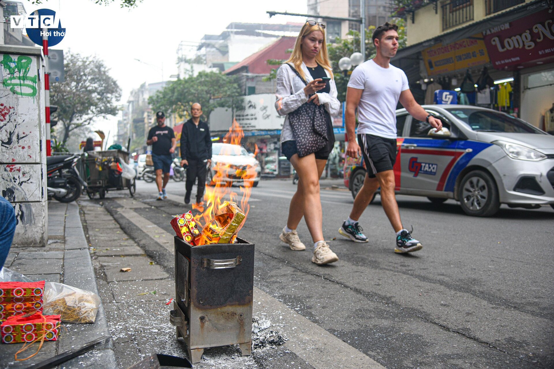 Dân phố cổ Hà Nội vừa đốt vàng mã vừa lo canh lửa- Ảnh 13. Dân phố cổ Hà Nội vừa đốt vàng mã vừa lo canh lửa- Ảnh 13.