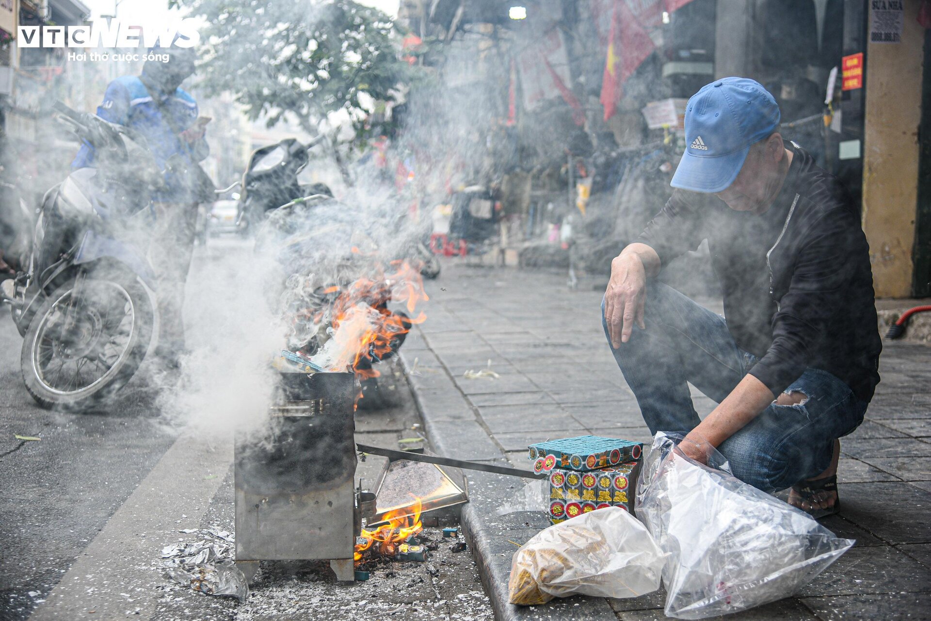 Dân phố cổ Hà Nội vừa đốt vàng mã vừa lo canh lửa- Ảnh 6.