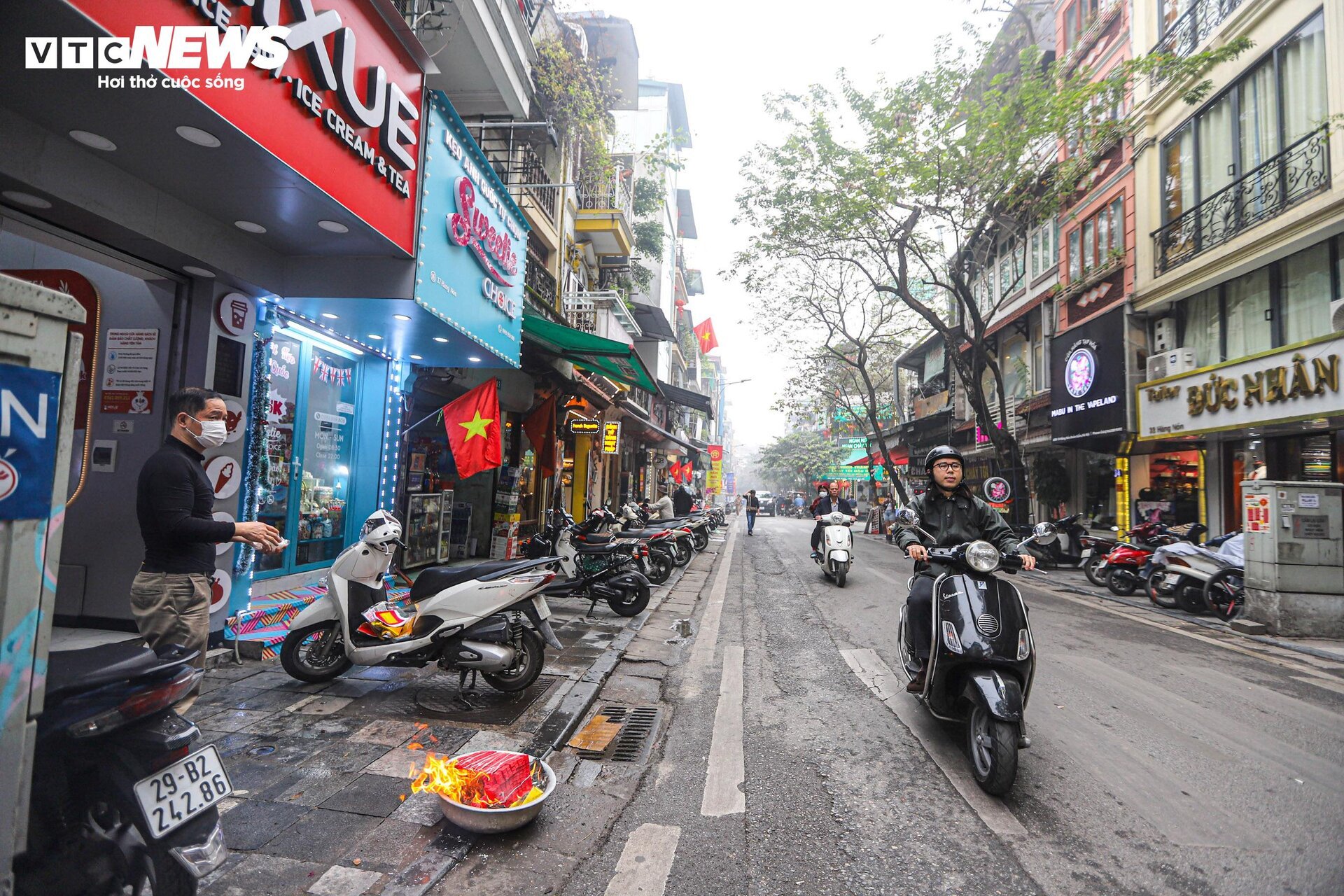 Dân phố cổ Hà Nội vừa đốt vàng mã vừa lo canh lửa- Ảnh 1.