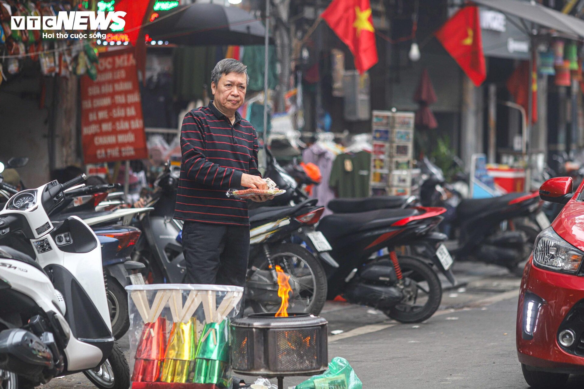 Dân phố cổ Hà Nội vừa đốt vàng mã vừa lo canh lửa- Ảnh 2.