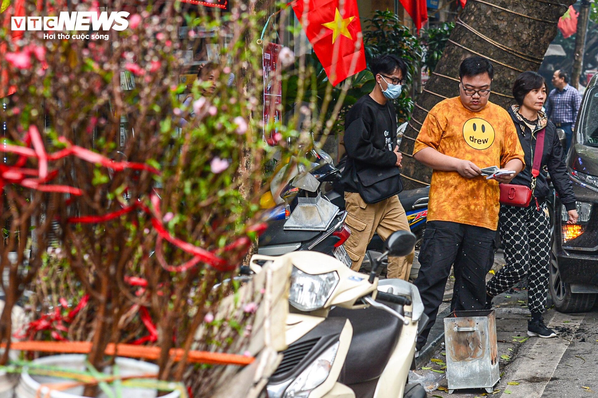 Dân phố cổ Hà Nội vừa đốt vàng mã vừa lo canh lửa- Ảnh 4. Dân phố cổ Hà Nội vừa đốt vàng mã vừa lo canh lửa- Ảnh 4.
