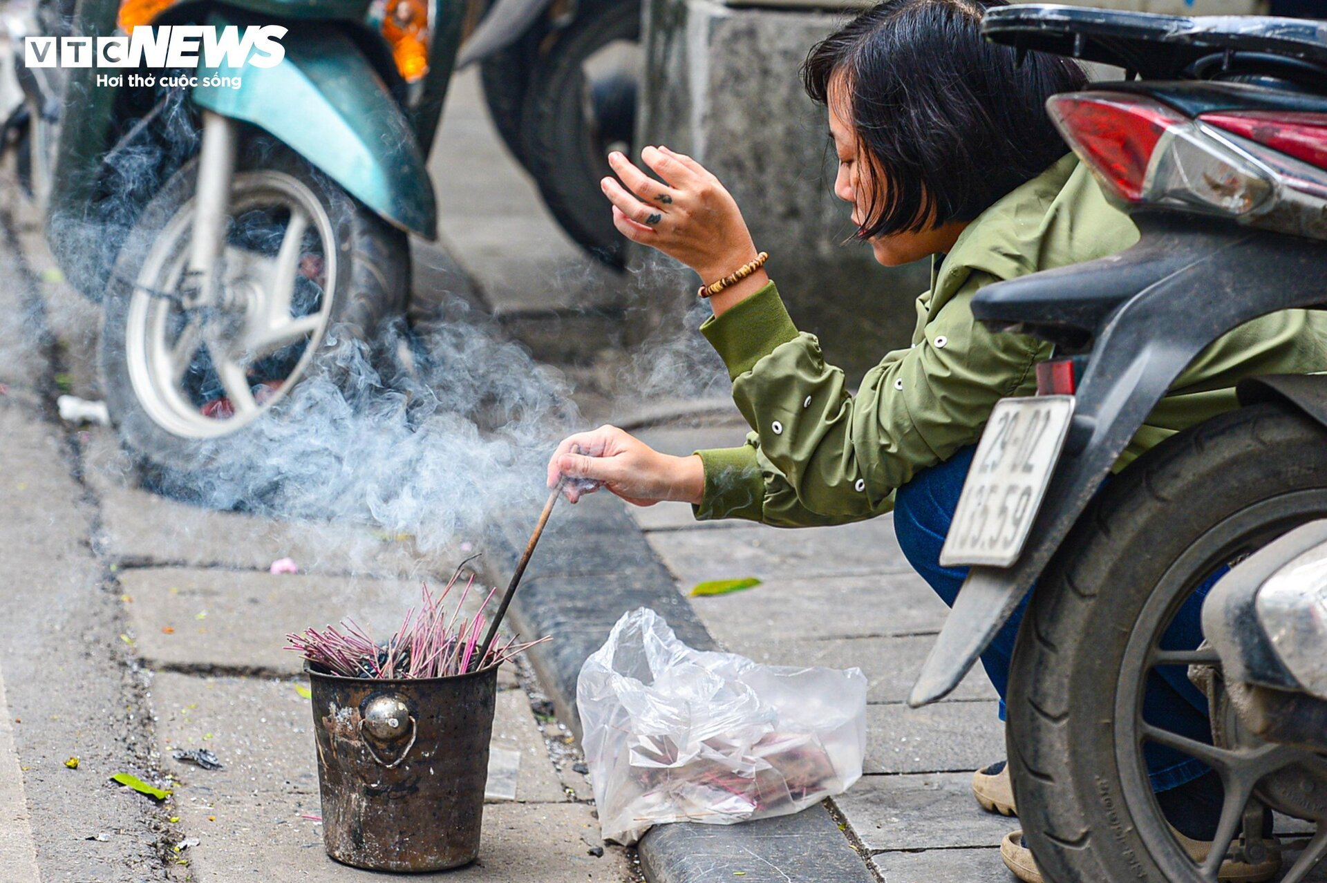 Dân phố cổ Hà Nội vừa đốt vàng mã vừa lo canh lửa- Ảnh 15.