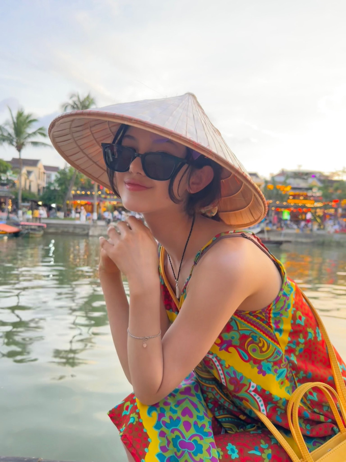 "Bông hồng lai" Danielle (NewJeans) gây bão với loạt ảnh du lịch Hội An: Visual tựa búp bê, khoảnh khắc đội nón lá chuẩn dâu Việt chiếm spotlight- Ảnh 2.