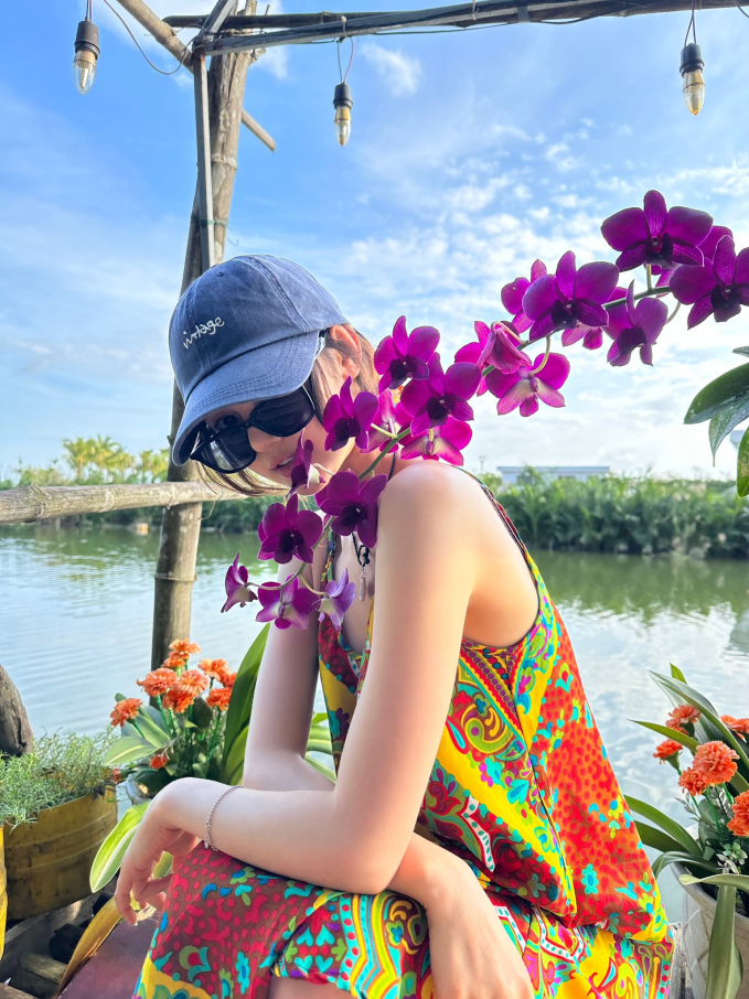 "Bông hồng lai" Danielle (NewJeans) gây bão với loạt ảnh du lịch Hội An: Visual tựa búp bê, khoảnh khắc đội nón lá chuẩn dâu Việt chiếm spotlight- Ảnh 4.