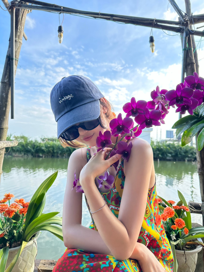 "Bông hồng lai" Danielle (NewJeans) gây bão với loạt ảnh du lịch Hội An: Visual tựa búp bê, khoảnh khắc đội nón lá chuẩn dâu Việt chiếm spotlight- Ảnh 3. "Bông hồng lai" Danielle (NewJeans) gây bão với loạt ảnh du lịch Hội An: Visual tựa búp bê, khoảnh khắc đội nón lá chuẩn dâu Việt chiếm spotlight- Ảnh 3.