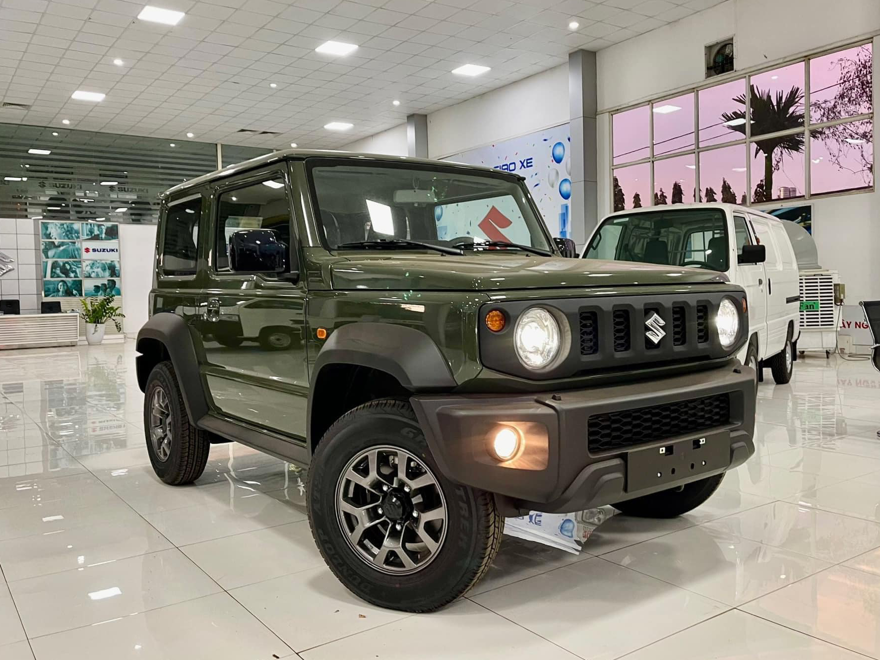 Suzuki Jimny độ kiểu G 63 giá 999 triệu tại đại lý: Thay nhiều chi tiết, có xe giao sớm cho khách Việt chơi Tết- Ảnh 12. Suzuki Jimny độ kiểu G 63 giá 999 triệu tại đại lý: Thay nhiều chi tiết, có xe giao sớm cho khách Việt chơi Tết- Ảnh 12.