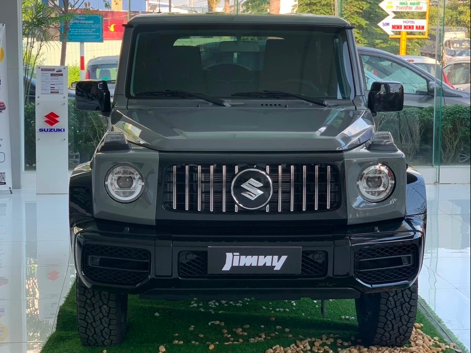 Suzuki Jimny độ kiểu G 63 giá 999 triệu tại đại lý: Thay nhiều chi tiết, có xe giao sớm cho khách Việt chơi Tết- Ảnh 5. Suzuki Jimny độ kiểu G 63 giá 999 triệu tại đại lý: Thay nhiều chi tiết, có xe giao sớm cho khách Việt chơi Tết- Ảnh 5.