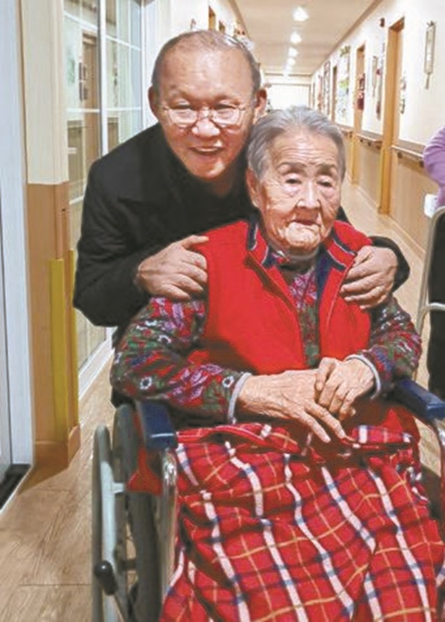 VFF và dàn cầu thủ ĐT Việt Nam chia buồn với HLV Park Hang Seo- Ảnh 1.