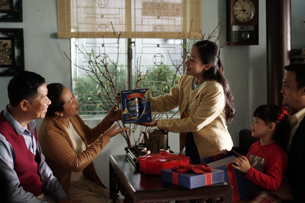 Tết vui vầy cùng cha mẹ khỏe mạnh, thế là đủ đầy- Ảnh 1.