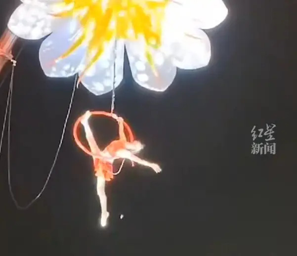 Nữ diễn viên xiếc qua đời sau khi gặp sự cố đứt dây kinh hoàng và rơi từ trên không xuống mặt đất trong lúc biểu diễn- Ảnh 1.