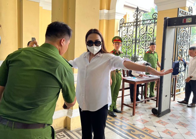 Những hình ảnh đầu tiên tại phiên tòa xét xử người mẫu Ngọc Trinh- Ảnh 4. Những hình ảnh đầu tiên tại phiên tòa xét xử người mẫu Ngọc Trinh- Ảnh 4.